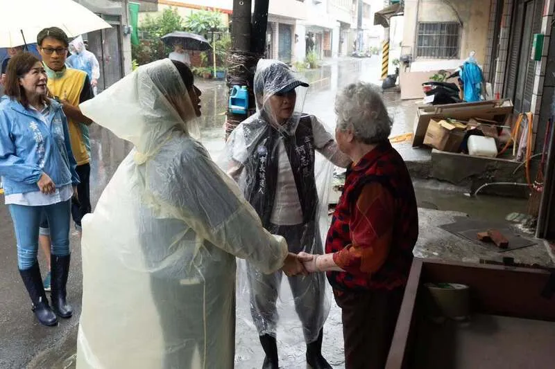 高雄連日豪雨　柯志恩勘災 國民黨24日宣布暫緩舉辦行動中常會高雄場，市黨部主委、高雄市長參選人柯志恩（右2）等人到高雄各地勘災。（國民黨高雄市黨部提供）中央社記者蔡孟妤傳真115年8月25日