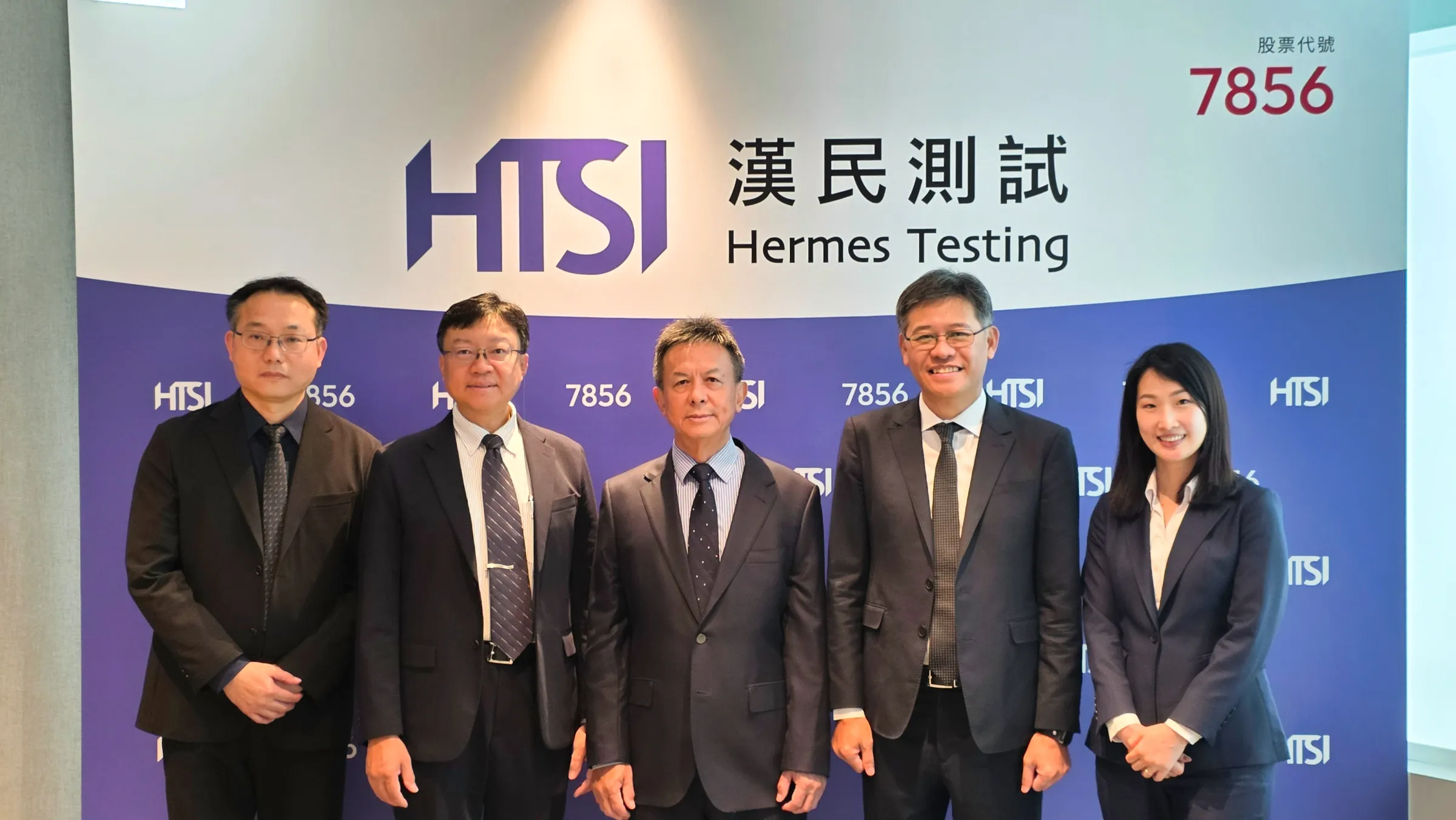 左起：漢測財務長廖偉三、副總經理徐文元、董事長林冬青、總經理王子建、副總經理張菀菁。（漢測提供）