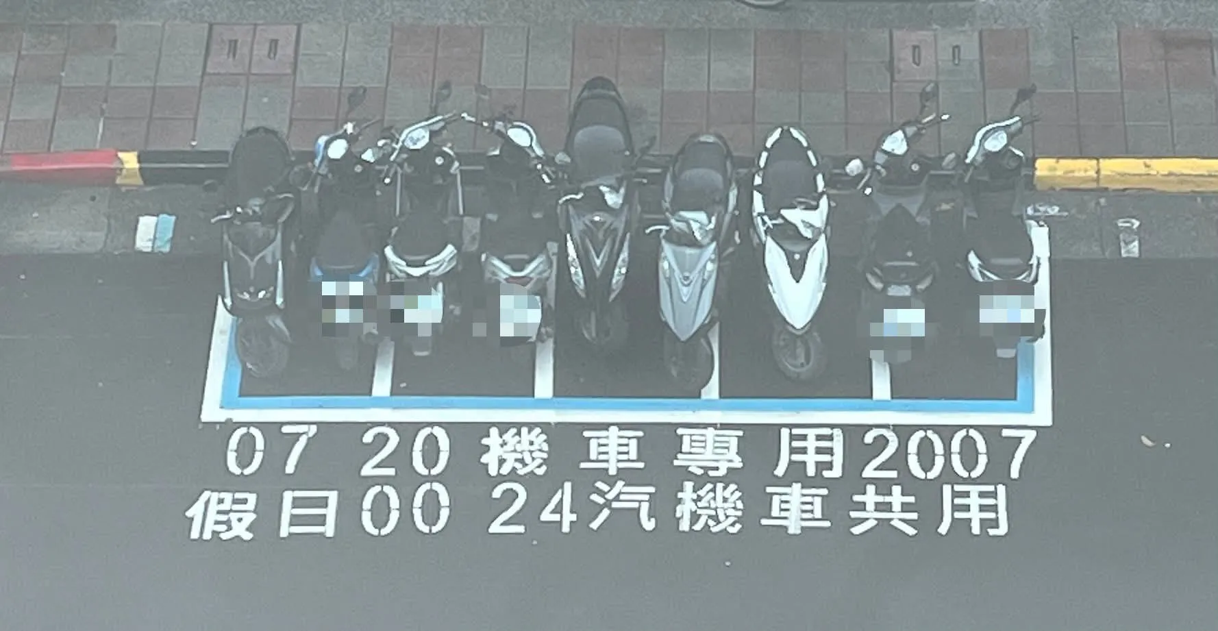 有網友發問「路邊的藍白線停車格」到底是什麼？（圖／翻攝自threads）