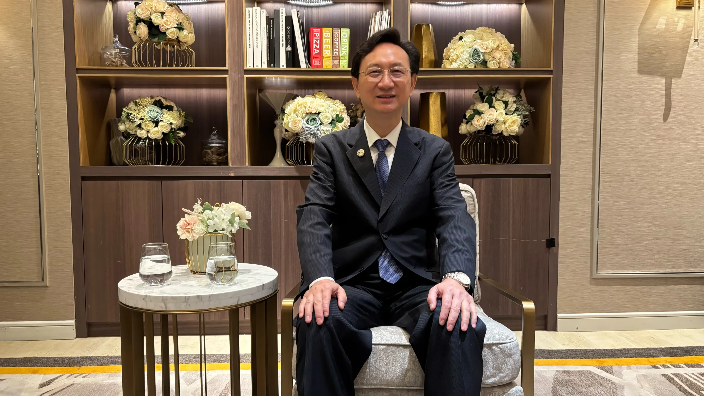 2026年8月24日，台灣駐新加坡代表處大使童振源接受風傳媒英文新聞網The Storm Media專訪，深入解析台星貿易。(王秋燕攝)