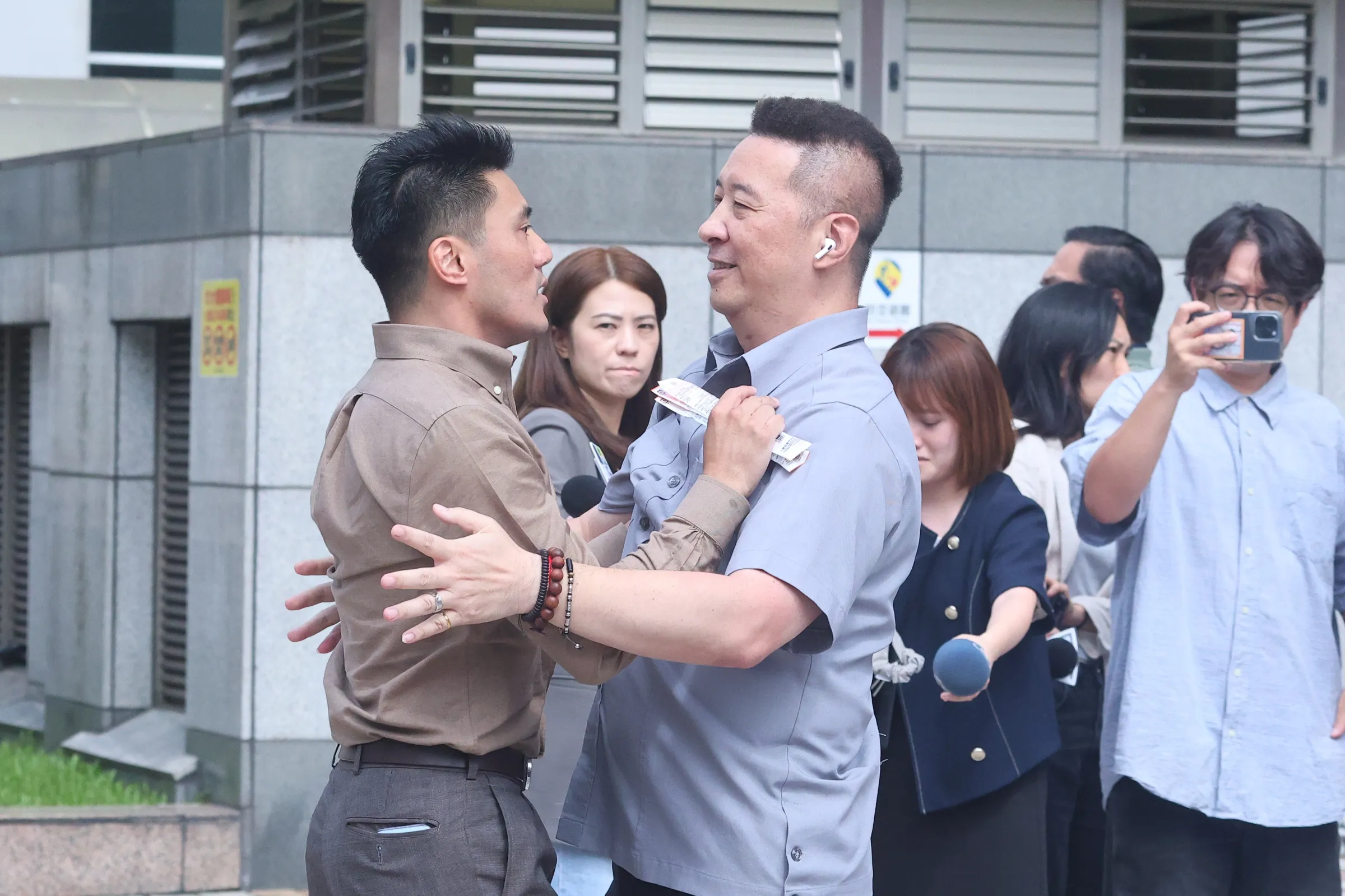20260826-前國民黨青年部副主任丁瑀（左）26日至國民黨部門口抗議。（顏麟宇攝）