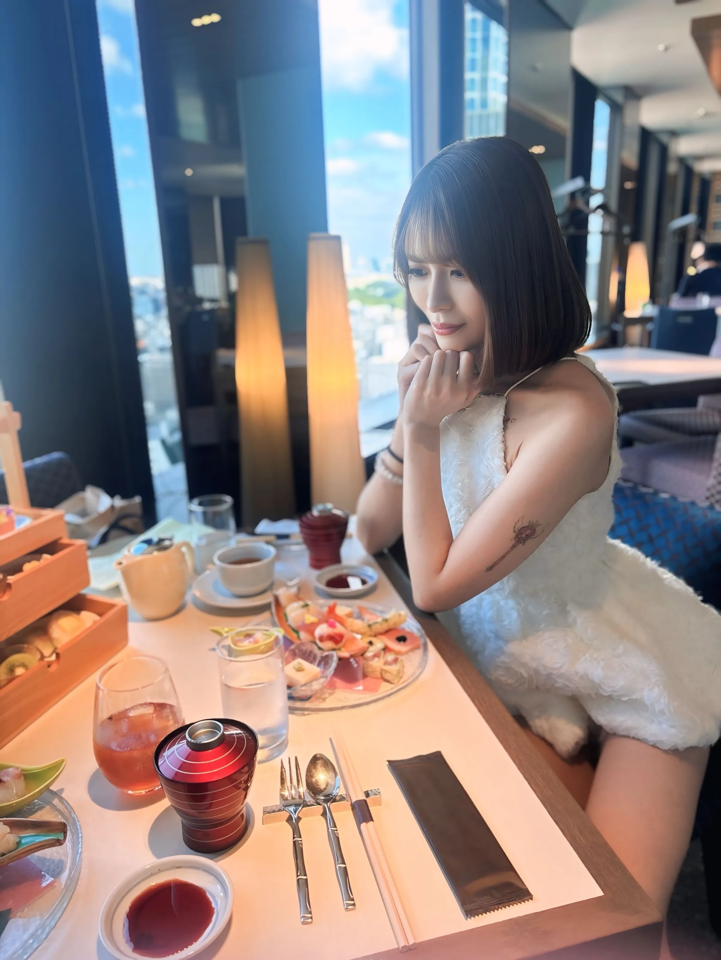 阿部星架剛出道時憑藉170公分高䠷身材及高顏值，迅速走紅。（圖／翻攝自阿部星架IG@2021_namaewanai）