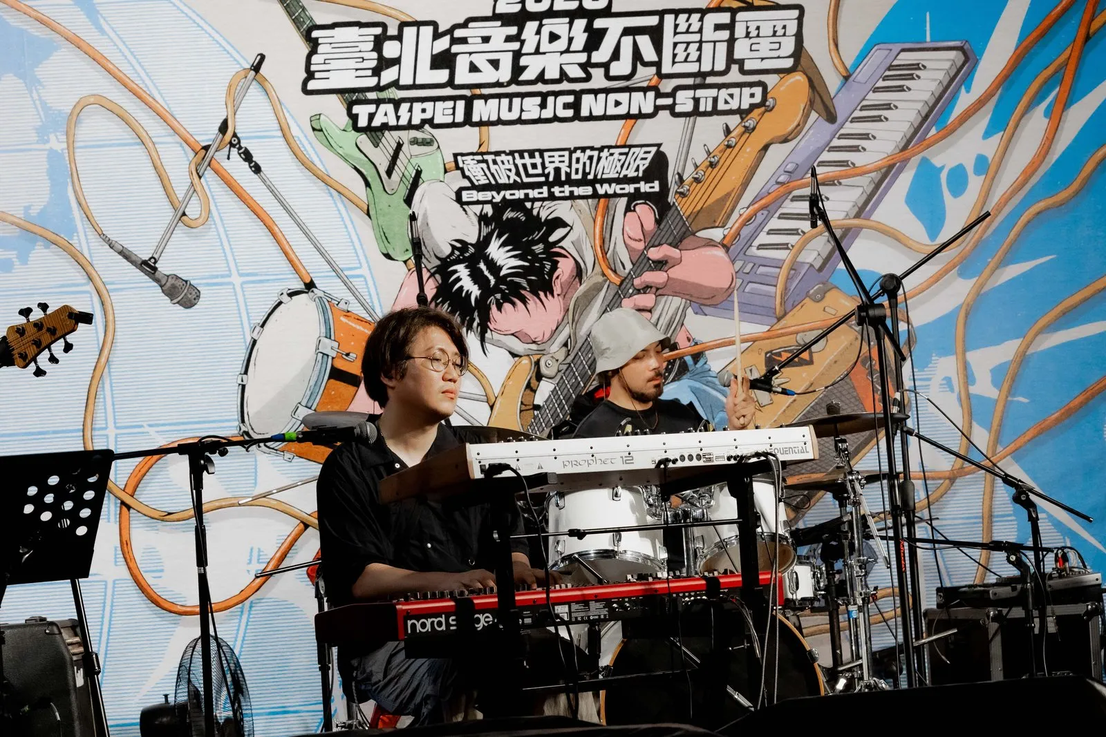 融合 Lo-Fi Beat 與爵士律動的雙人組合「Marswalk」，由鍵盤手Chun（左）與鼓手Ren（右）於臺北流行音樂中心決賽舞台同台飆技。（圖／北流提供）