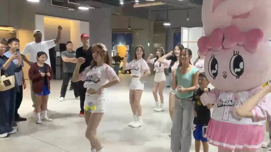Jimmy Butler（左邊白衣）不僅到大巨蛋看球賽，賽前還跟Passion Sisters一起練舞。（圖／翻攝自中信兄弟官方直播）