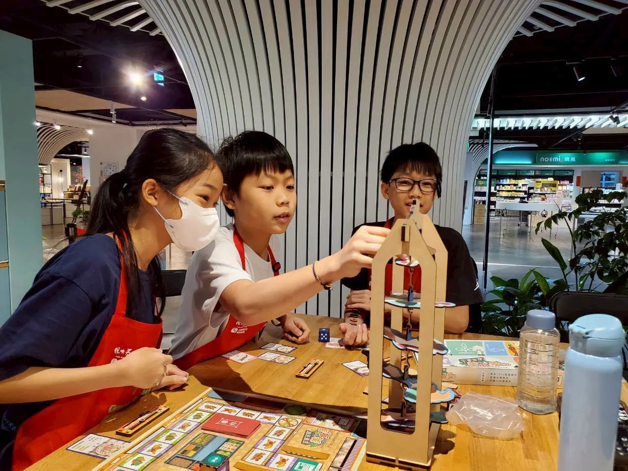 孩子透過灃食開發的《平衡地球美食家》永續桌遊玩中學，了解碳排放與環境永續的重要性(灃食教育基金會提供)
