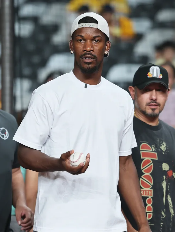 NBA球星巴特勒現身大巨蛋（3） 美國職籃NBA球星吉米．巴特勒（Jimmy Butler）（前）26日意外現身台北大巨蛋，在中職例行賽前參觀球場，也成了場邊關注焦點。中央社記者趙世勳攝 115年8月26日
