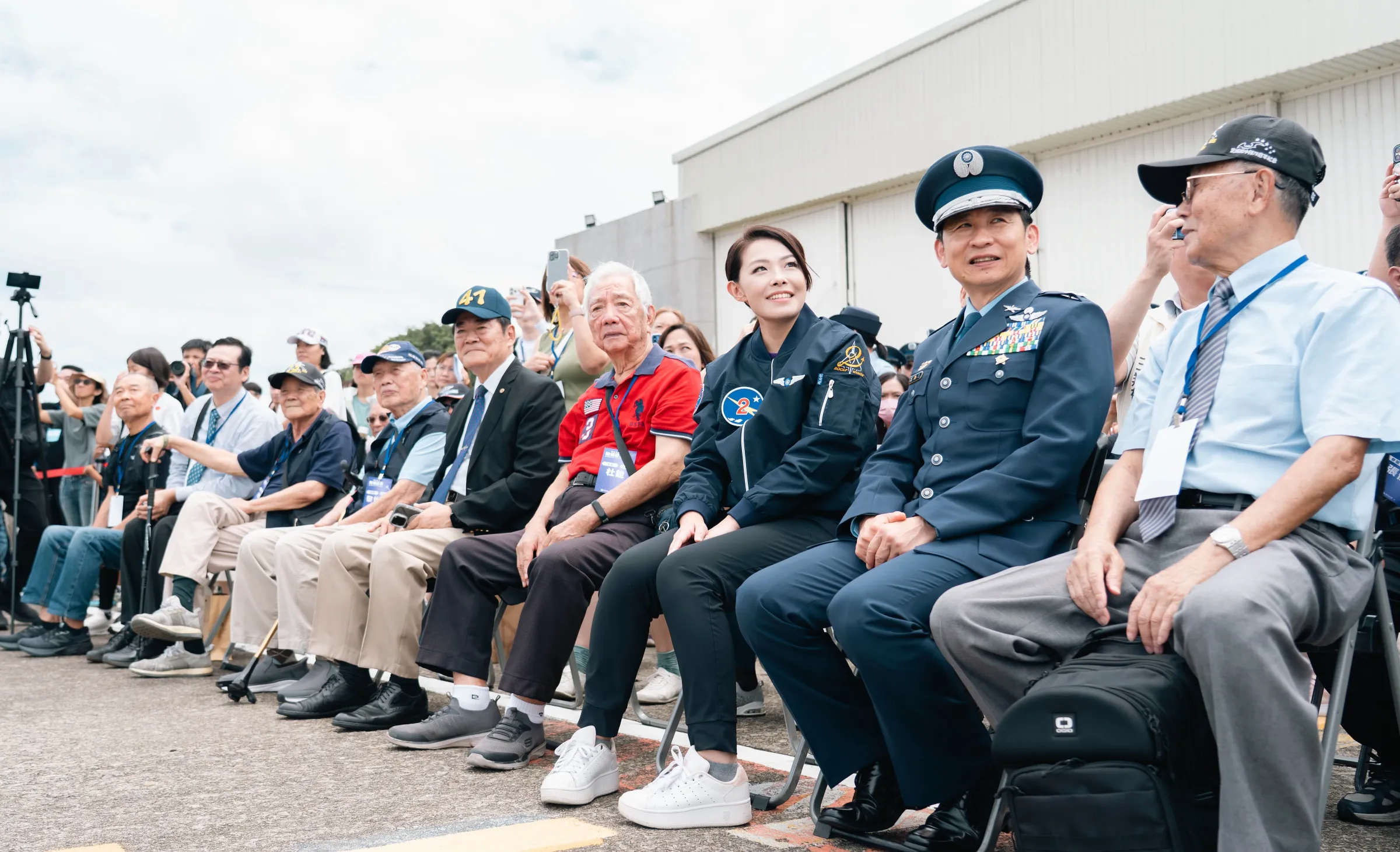 與會長官與貴賓觀賞幻象戰機飛行表演。（圖／新竹市政府提供）