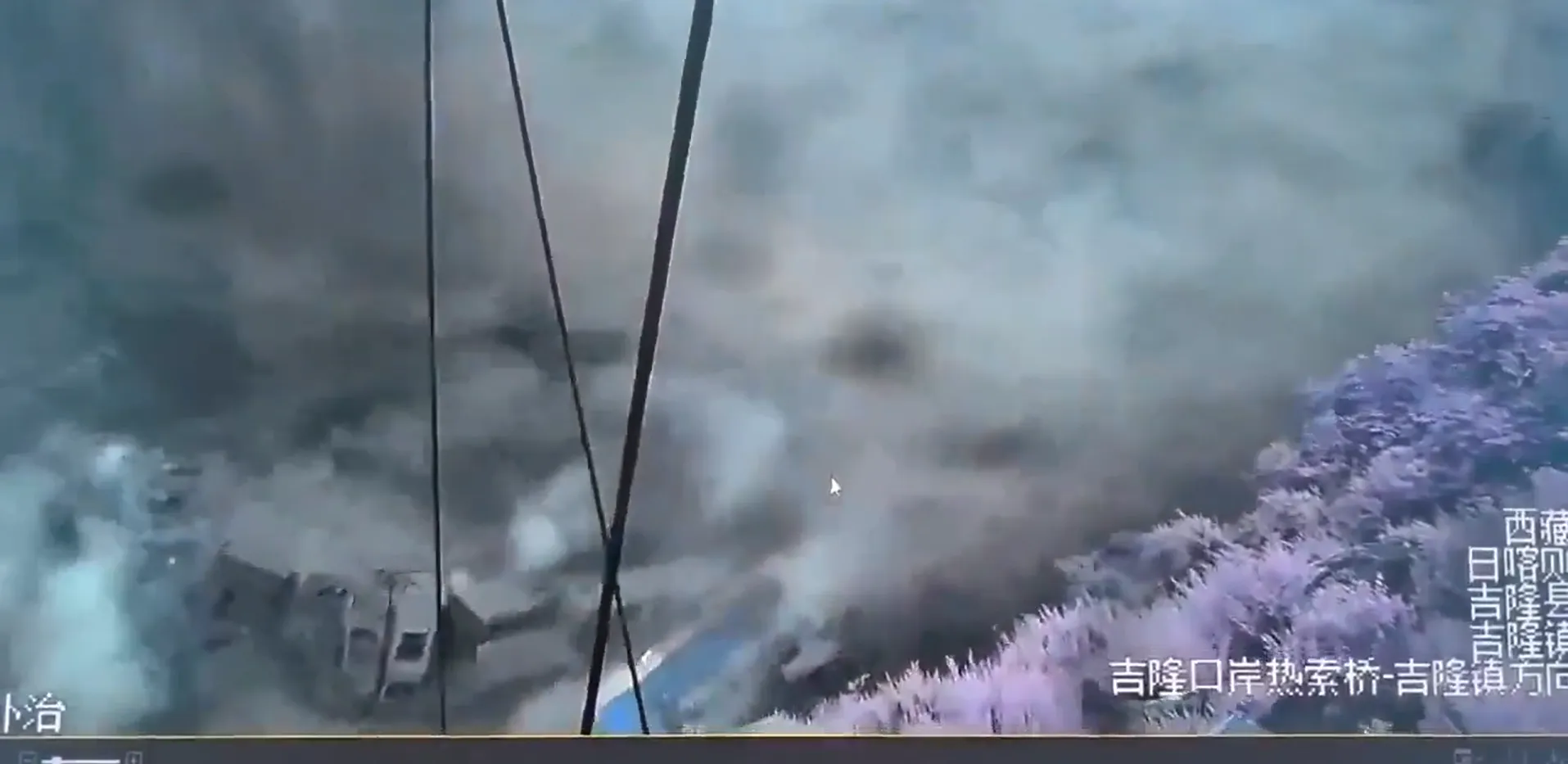 中國西藏邊境地區監視鏡頭拍下的洪災瞬間畫面，龐大洪流混雜泥漿吞沒城鎮街道。（翻攝自社群影片）