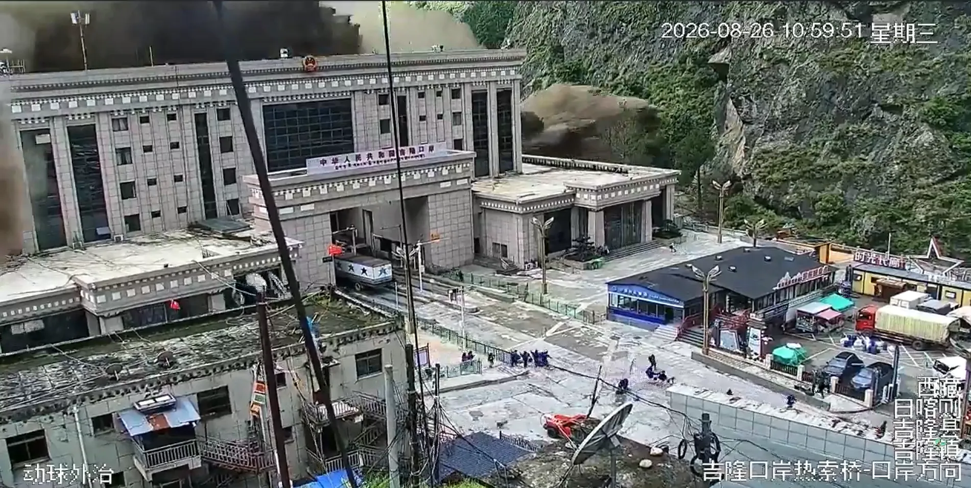 中國西藏邊境地區監視鏡頭拍下的洪災瞬間畫面，龐大洪流混雜泥漿吞沒城鎮街道。（翻攝自社群影片）