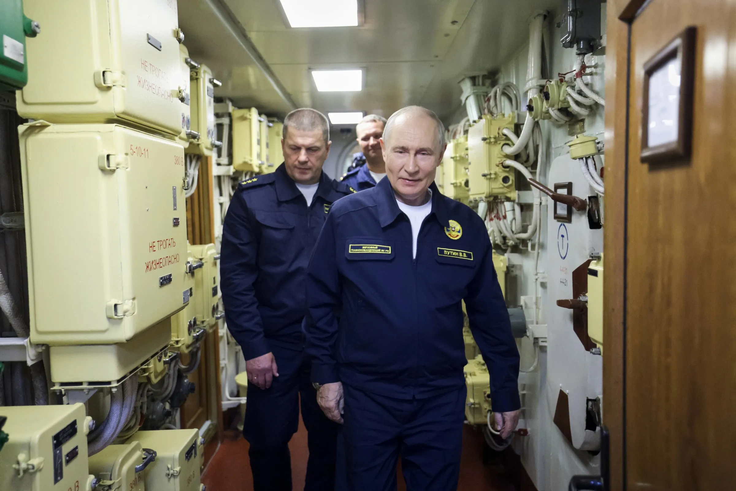 2026年8月12日，俄羅斯總統普京登上太平洋艦隊「瓦良格號」飛彈巡洋艦視察，由俄羅斯太平洋艦隊總司令維克多·利納上將陪同。（美聯社）