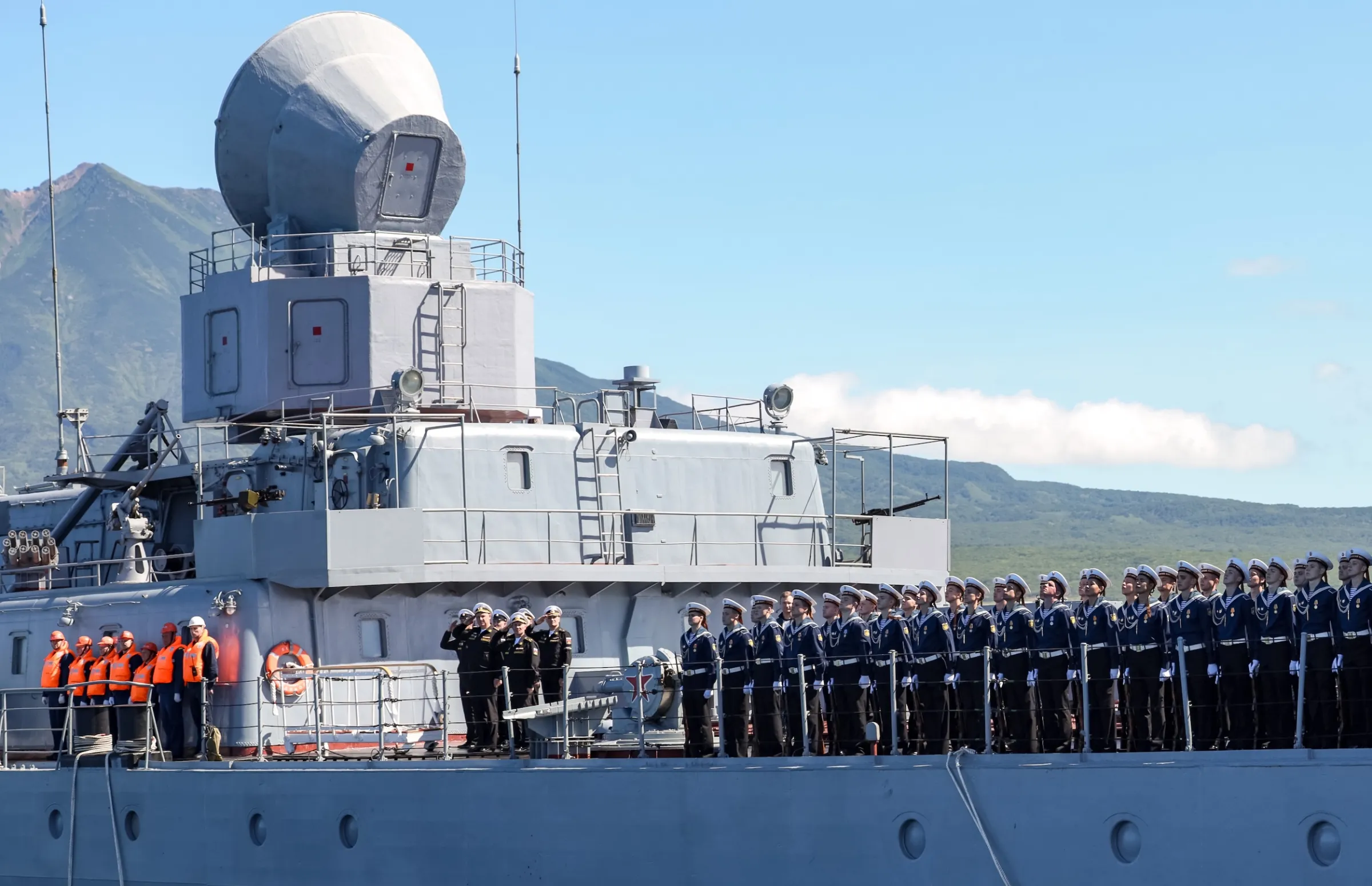 2026年8月13日，俄羅斯總統普京登上太平洋艦隊「瓦良格號」飛彈巡洋艦視察。（美聯社）