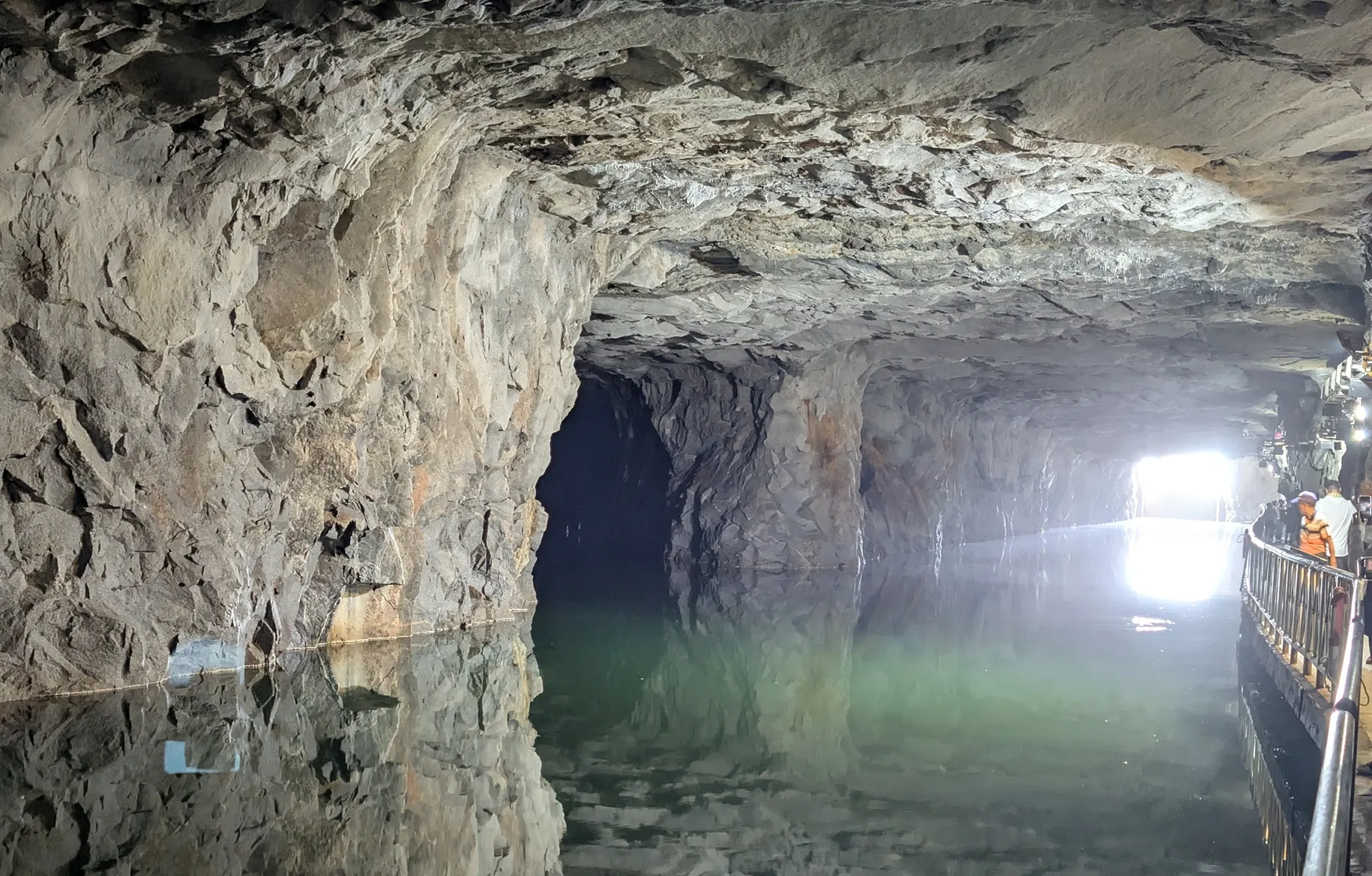 在翟山坑道中透過水面可見到坑洞倒影。（圖／陳逸群攝）