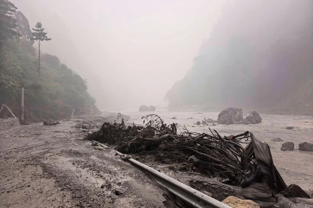 冰川崩塌引發巨大泥流順河而下，讓中國、尼泊爾邊境眾多村莊遭受重創。（美聯社）