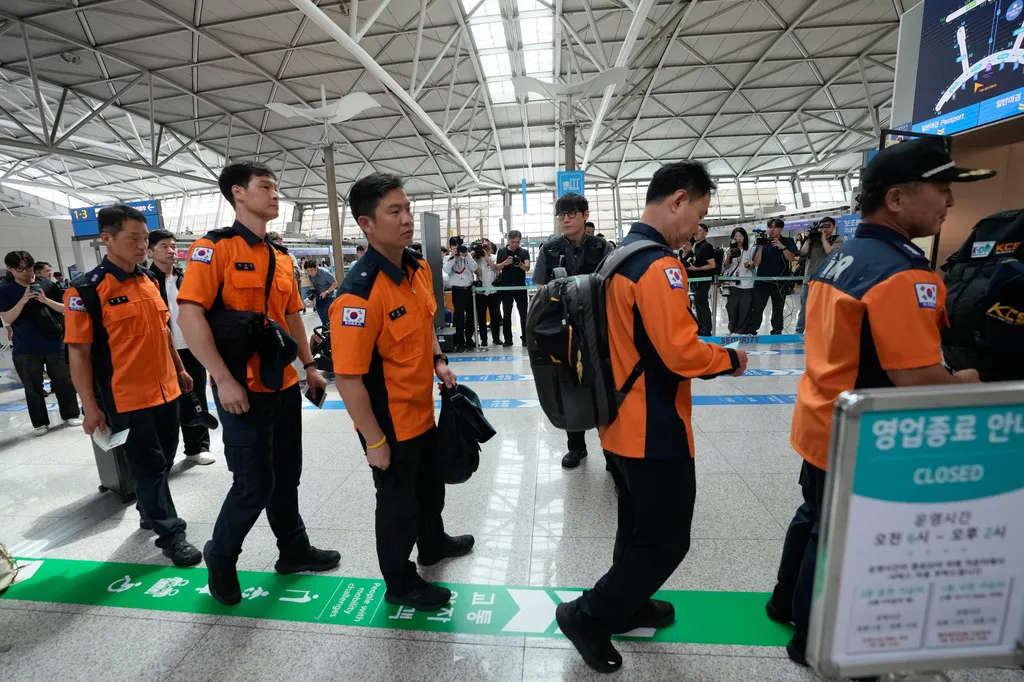 中國尼泊爾邊境冰川崩塌引發巨大泥流順河而下，韓國派出救援團隊前進災區。（美聯社）