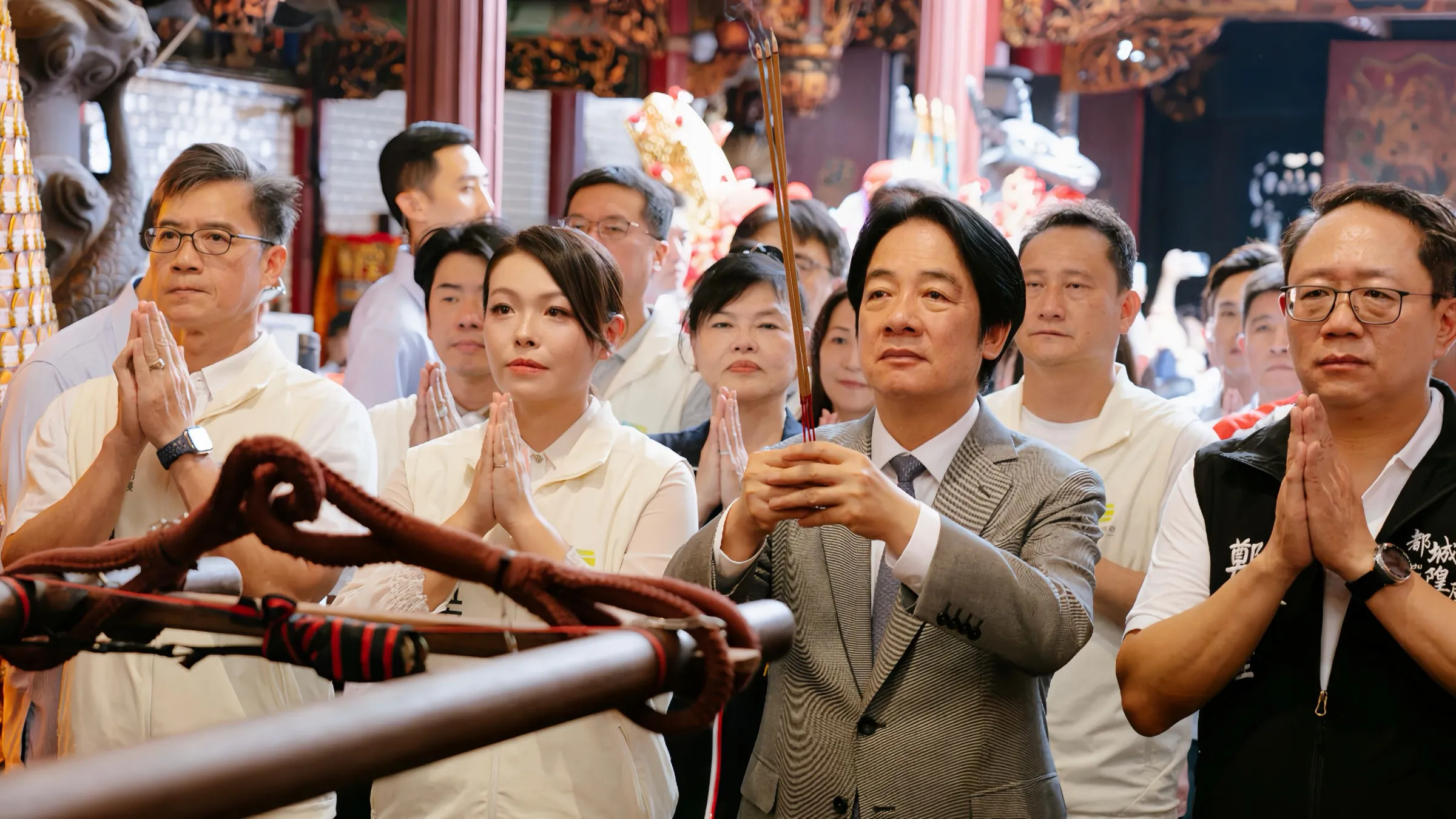總統賴清德、市長高虹安與貴賓向城隍爺祈福參拜。（圖／新竹市政府提供）