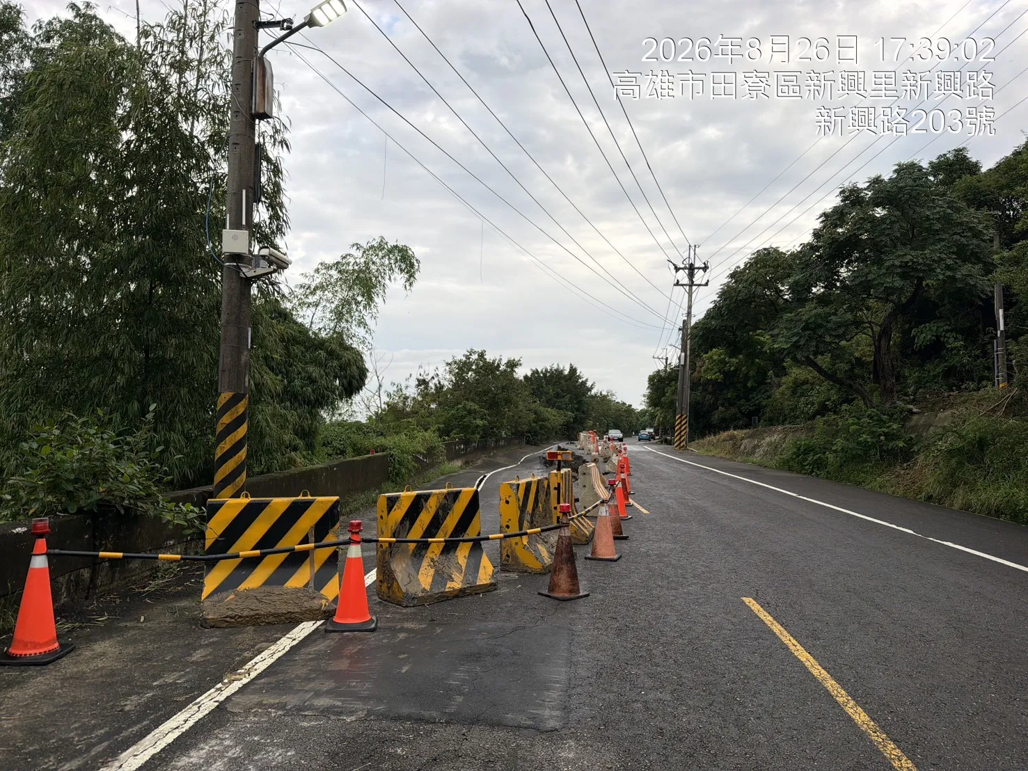 田寮區高14線5K山隙往岡山道路，數日豪雨造成路段下邊坡遭雨水沖刷，土石流失並發生邊坡滑動，進而造成路面下陷及損壞，工務局緊急封閉半幅車道，設置護欄及相關交通管制設施。（圖/高市工務局提供）