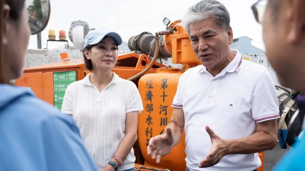 柯志恩邀請前內政部長李鴻源重返典寶溪現場，直擊治水瓶頸，並深入探討長期積淹水的根本原因。（圖/柯志恩競總提供）