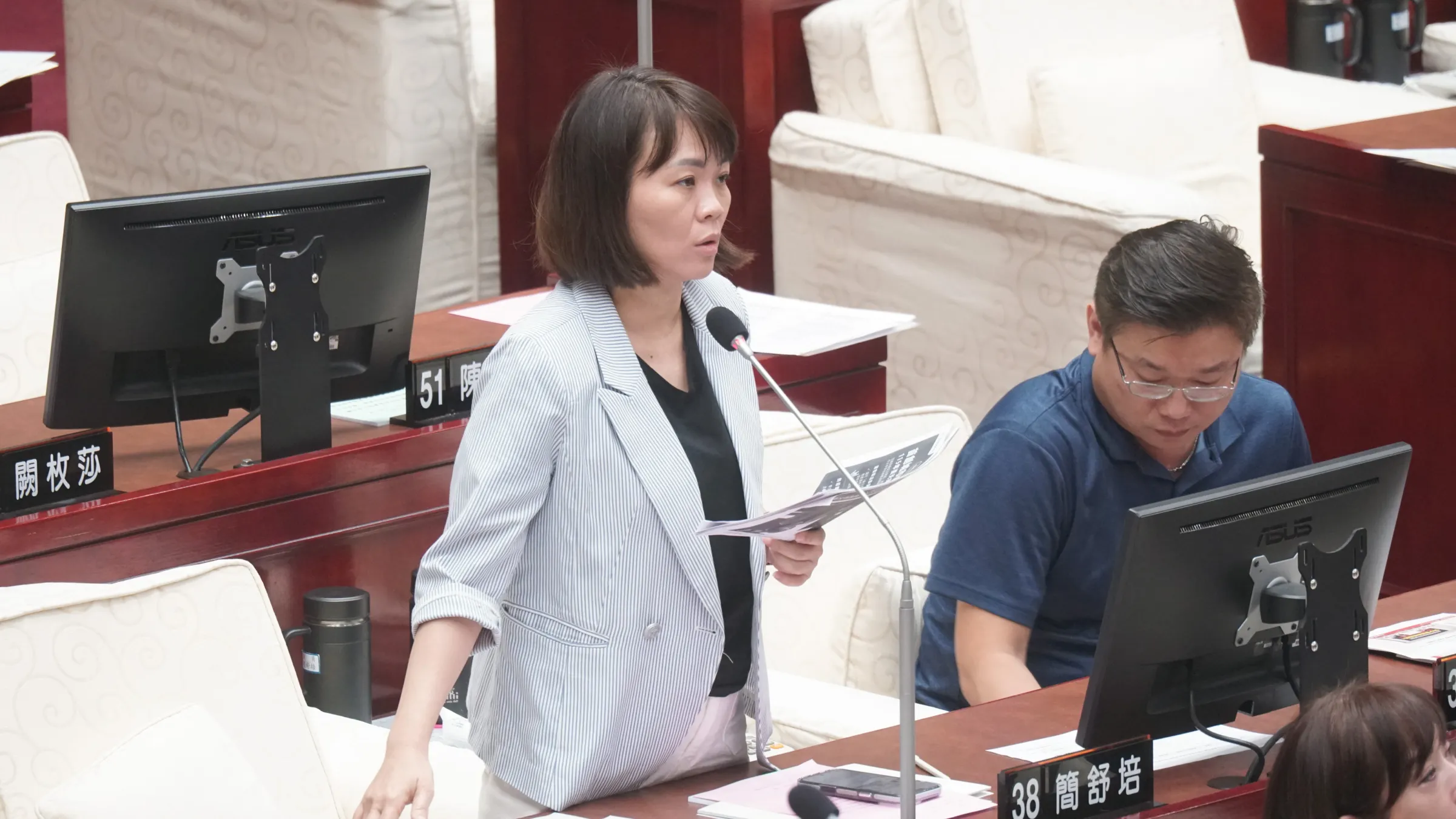 20260828-台北市議員簡舒培於台北市議會質詢。（蔡親傑攝）