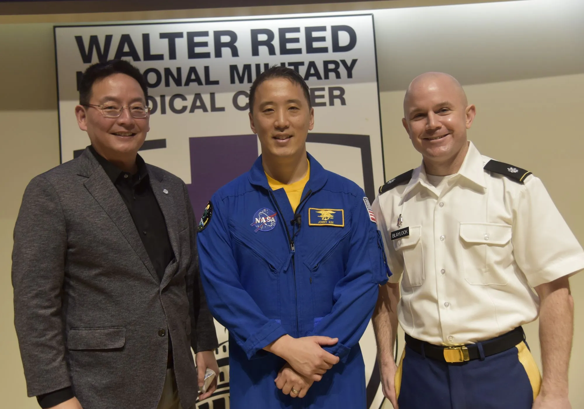身兼海豹部隊、哈佛醫學博士、海軍飛行軍醫和NASA太空人履歷於一身的韓裔美籍金喬尼（Jonny Kim），正式卸下太空人職務。（取自美軍DVIDS系統）