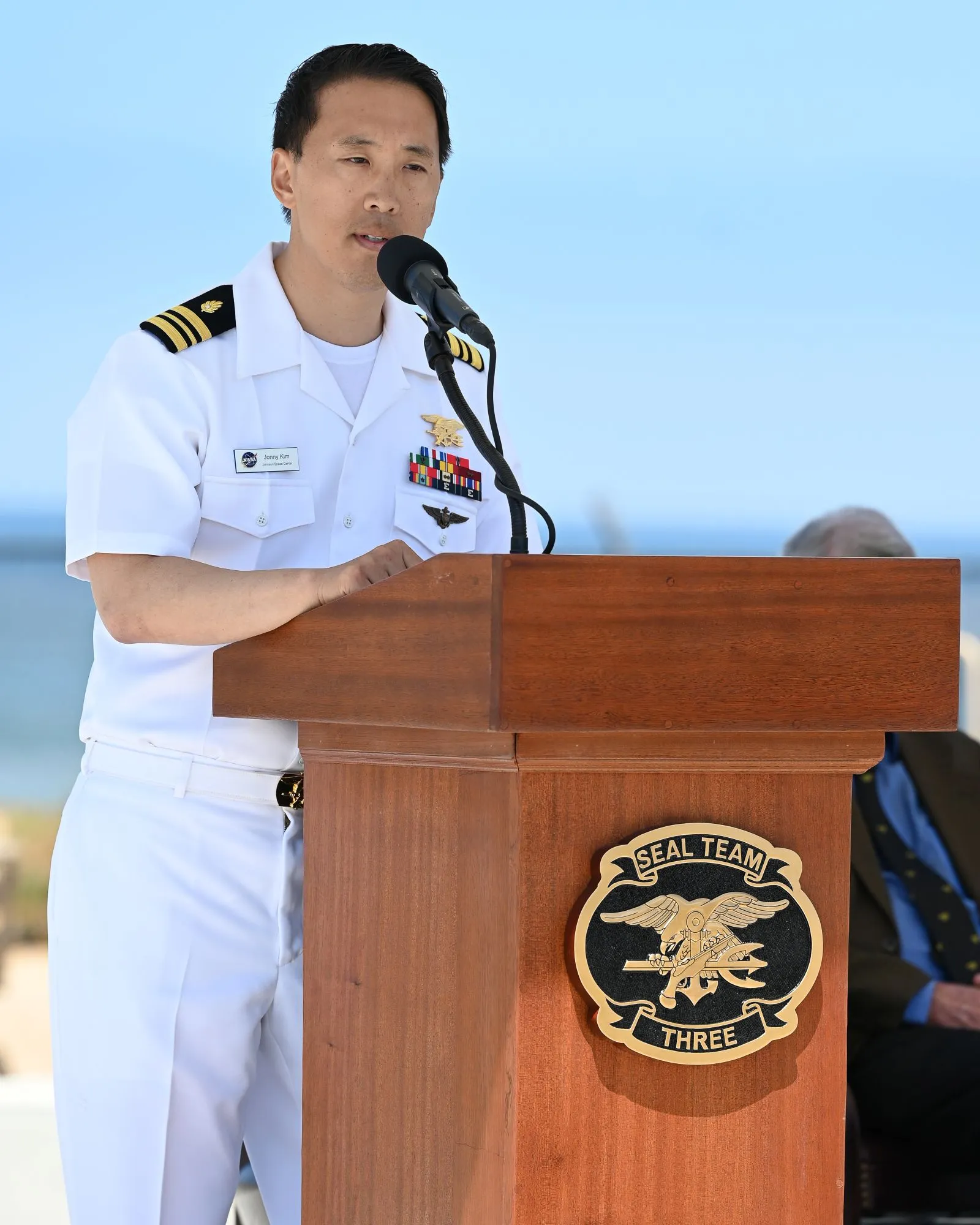 身兼海豹部隊、哈佛醫學博士、海軍飛行軍醫和NASA太空人履歷於一身的韓裔美籍金喬尼（Jonny Kim），正式卸下太空人職務。（取自美軍DVIDS系統）