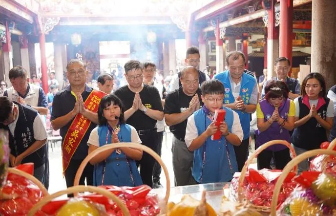 照門國小學生盧羿澔（前排右）與清水國小學生陳俐均共同朗誦祝禱文。（圖／新竹縣政府提供）