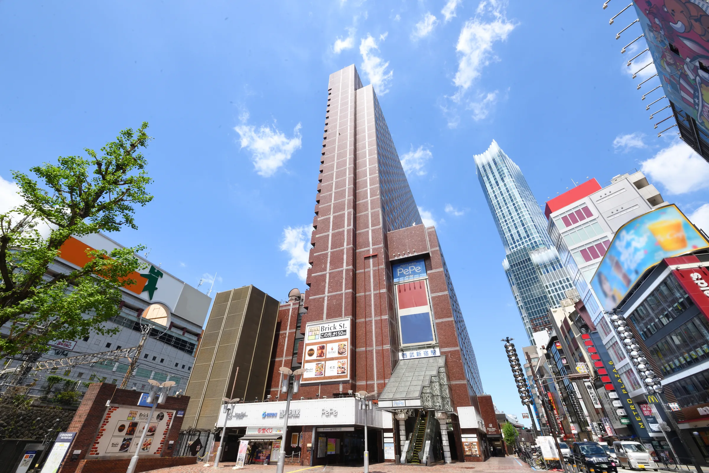 新宿プリンスホテルは8月27日、描き下ろしイラストの扉装飾などを施し、すでに9月分予約の約7割が埋まる人気を集めるアニメ『魔入りました！入間くん』の1日1室限定コンセプトルームをメディアに公開した。新宿プリンスホテル