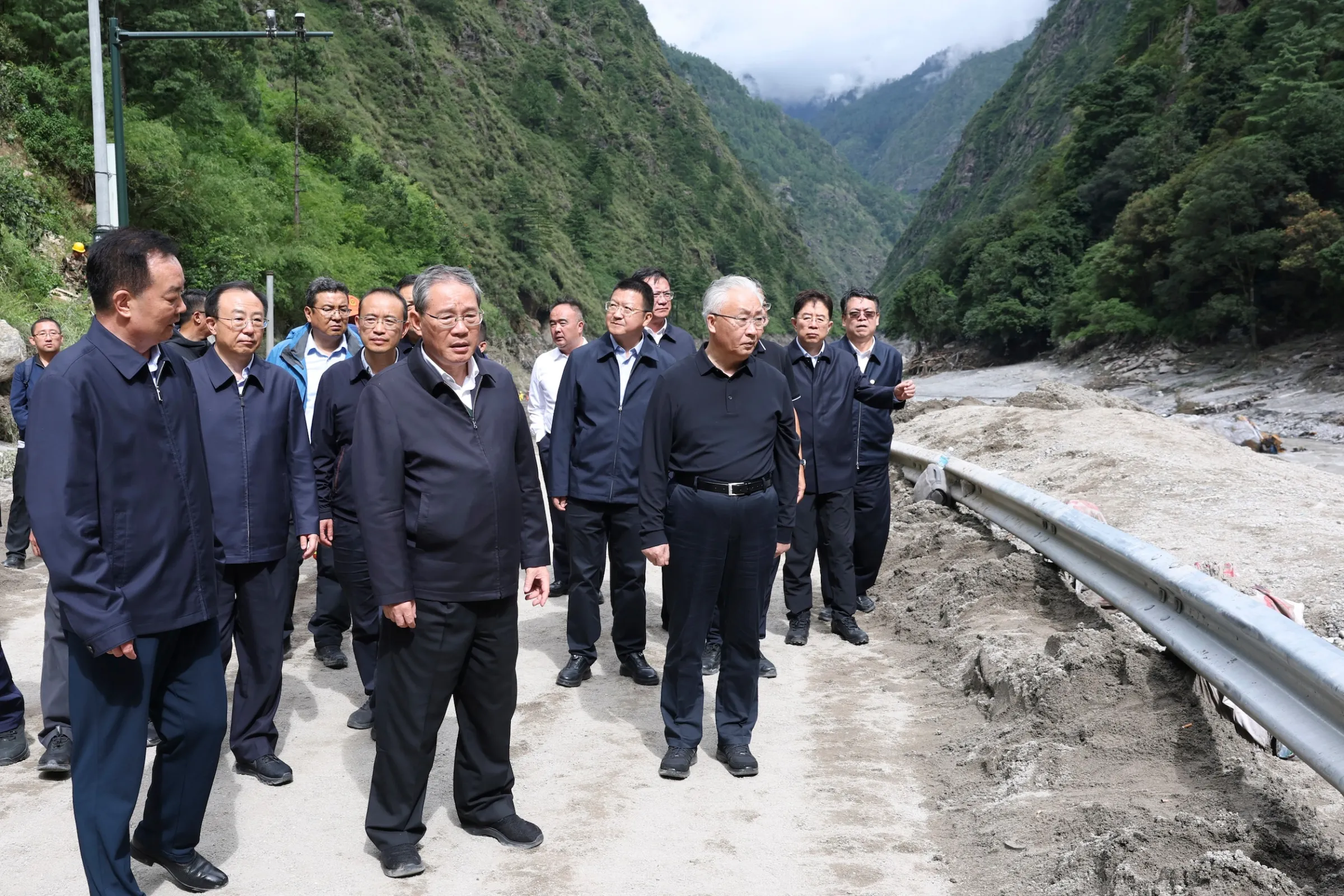 2026年8月27日，中國國務院總理李強在日喀則市吉隆縣視察泥石流災區。（美聯社）