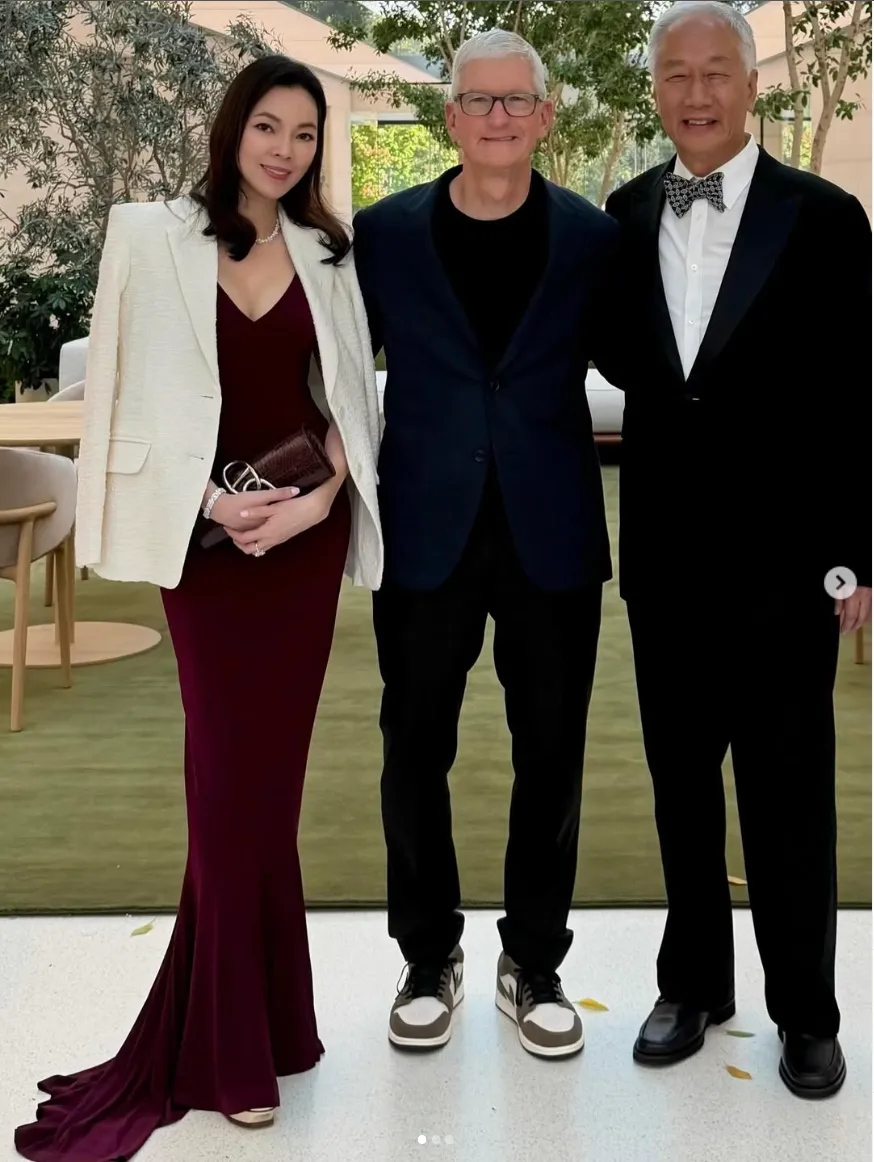 20260830-鴻海集團創辦人郭台銘（右）爆發「女球友事件」後，妻子曾馨瑩（左）首度貼出與他的同框照片。（取自曾馨瑩IG）