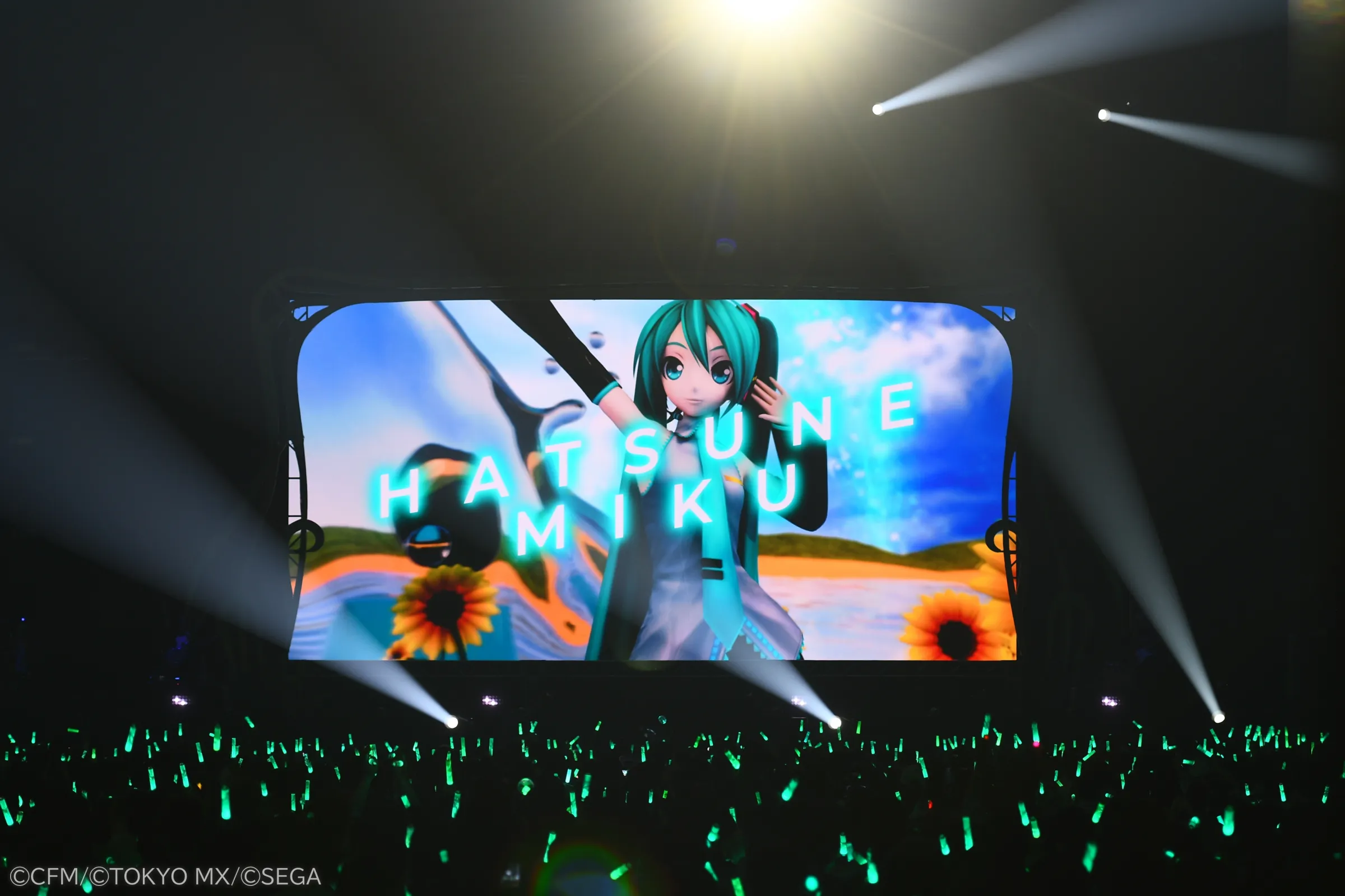 バーチャルシンガーと創作の祭典「マジカルミライ 2027」が2027年夏に広島・大阪・東京で開催決定となり、3DCGライブと企画展が再び3都市を巡る。初音ミク「マジカルミライ 2026」プレス受付担当