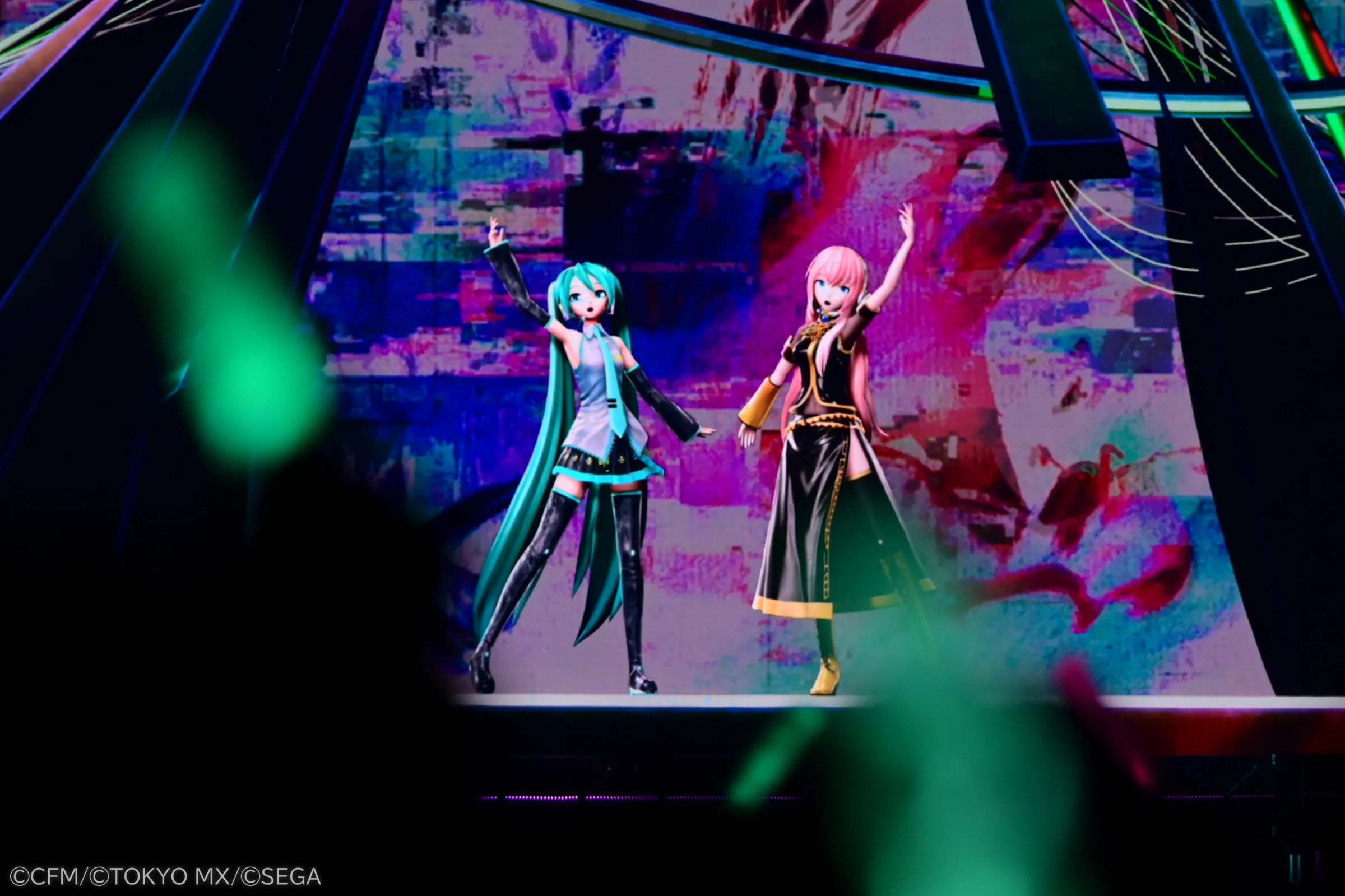 バーチャルシンガーと創作の祭典「マジカルミライ 2027」が2027年夏に広島・大阪・東京で開催決定となり、3DCGライブと企画展が再び3都市を巡る。初音ミク「マジカルミライ 2026」プレス受付担当