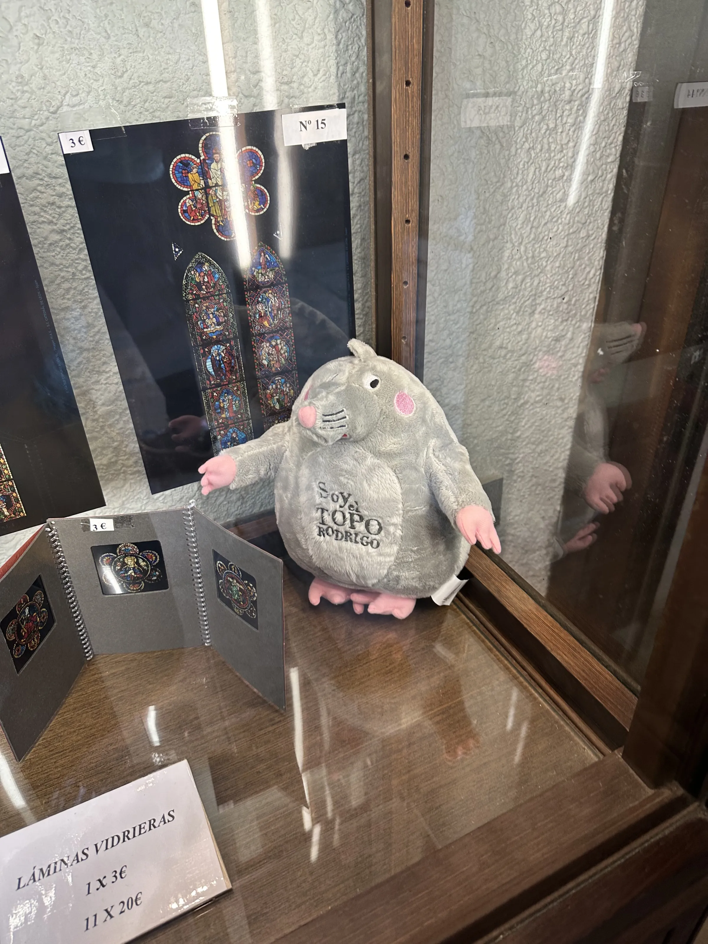 來昂大教堂禮品部限定販售的紀念品，傳奇鼴鼠Rodrigo（圖／謝幸吟攝）