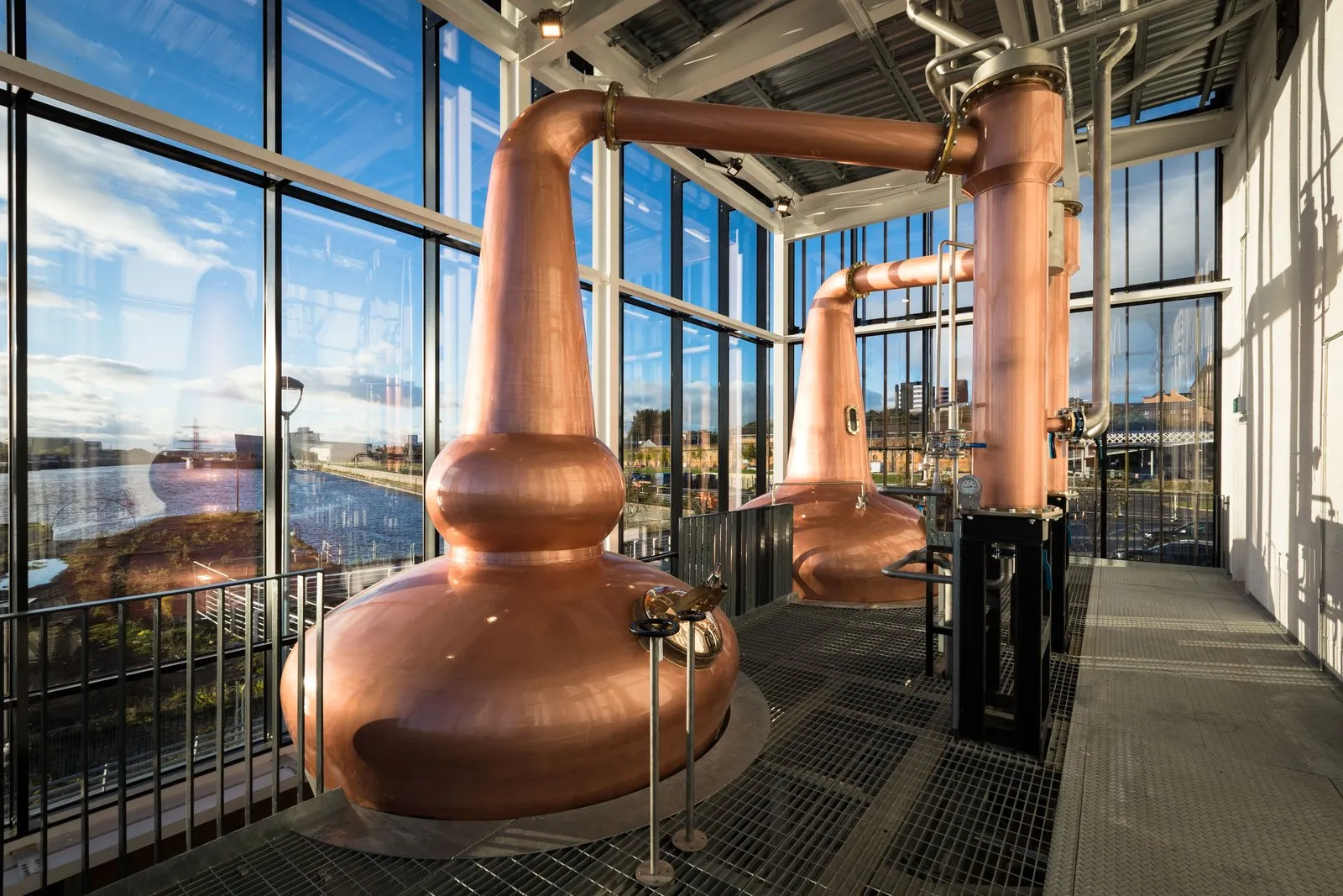 酒廠位於 Glasgow 皇后碼頭 Queen’s Dock 的百年幫浦房 The Pumphouse，使用 Loch Katrine 的純淨軟水、契作小農的大麥、Simpsons malt 的在地發麥工藝，並延續已故大師 Dr. Jim Swan 的木桶政策。