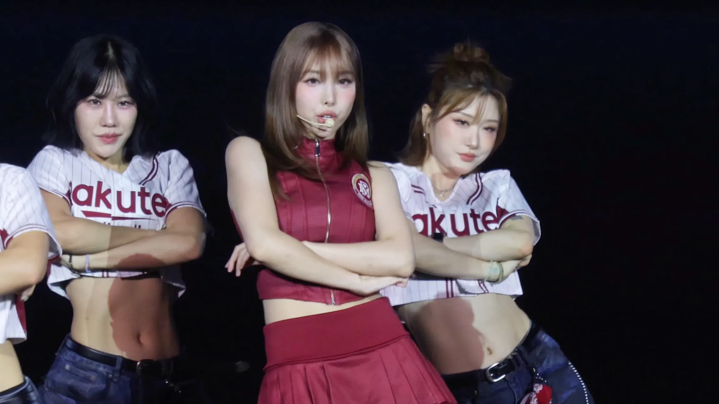 TWICE娜璉助陣樂天桃猿大巨蛋主題日，吸引3萬6625人進場、創本季第4高票房；賽後更獨唱6首歌曲，首度公開〈MEEEEEE〉完整舞台。（圖／讀者提供）