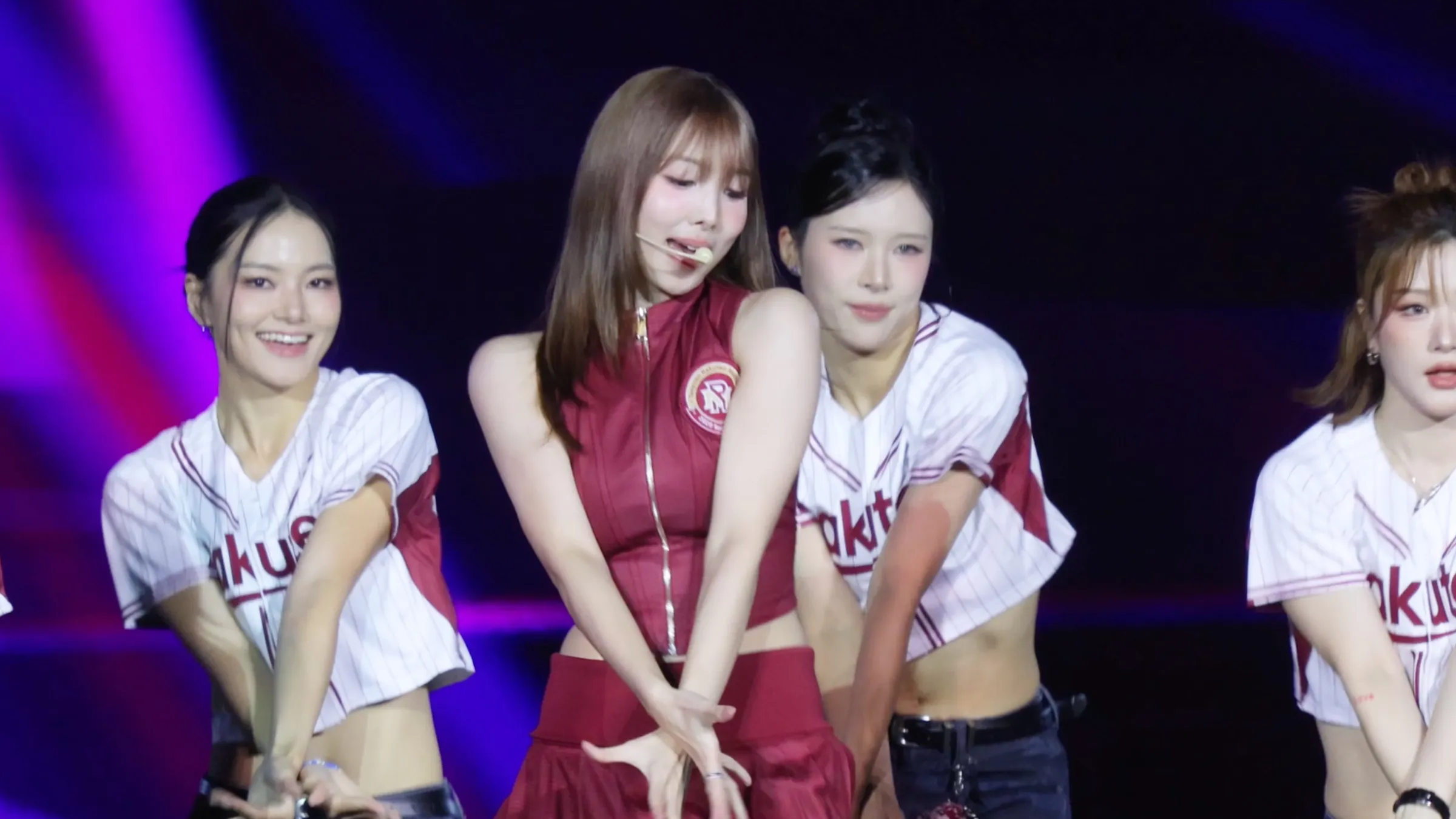 TWICE娜璉助陣樂天桃猿大巨蛋主題日，吸引3萬6625人進場、創本季第4高票房；賽後更獨唱6首歌曲，首度公開〈MEEEEEE〉完整舞台。（圖／讀者提供）