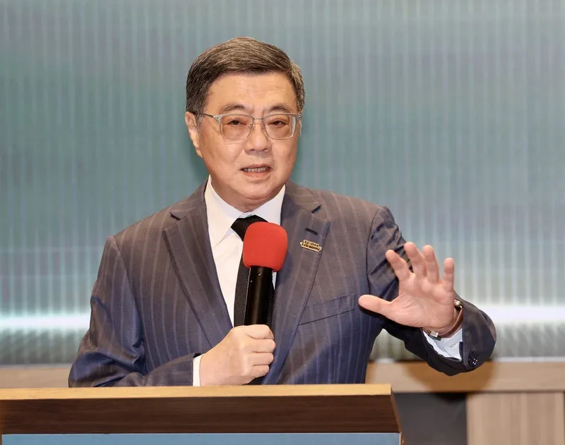 卓榮泰出席防詐高峰會（1） 行政院長卓榮泰（圖）31日在台北出席「2026金檢警聯防：科技阻詐，全域守護高峰會」，致詞表示，詐團往往利用親情、友情或扮演「愛情騙子」突破民眾的心理防線，騙取其畢生積蓄，感謝金融臨櫃人員的關懷付出，成功攔阻許多民眾的財產損失。中央社記者張皓安攝115年8月31日