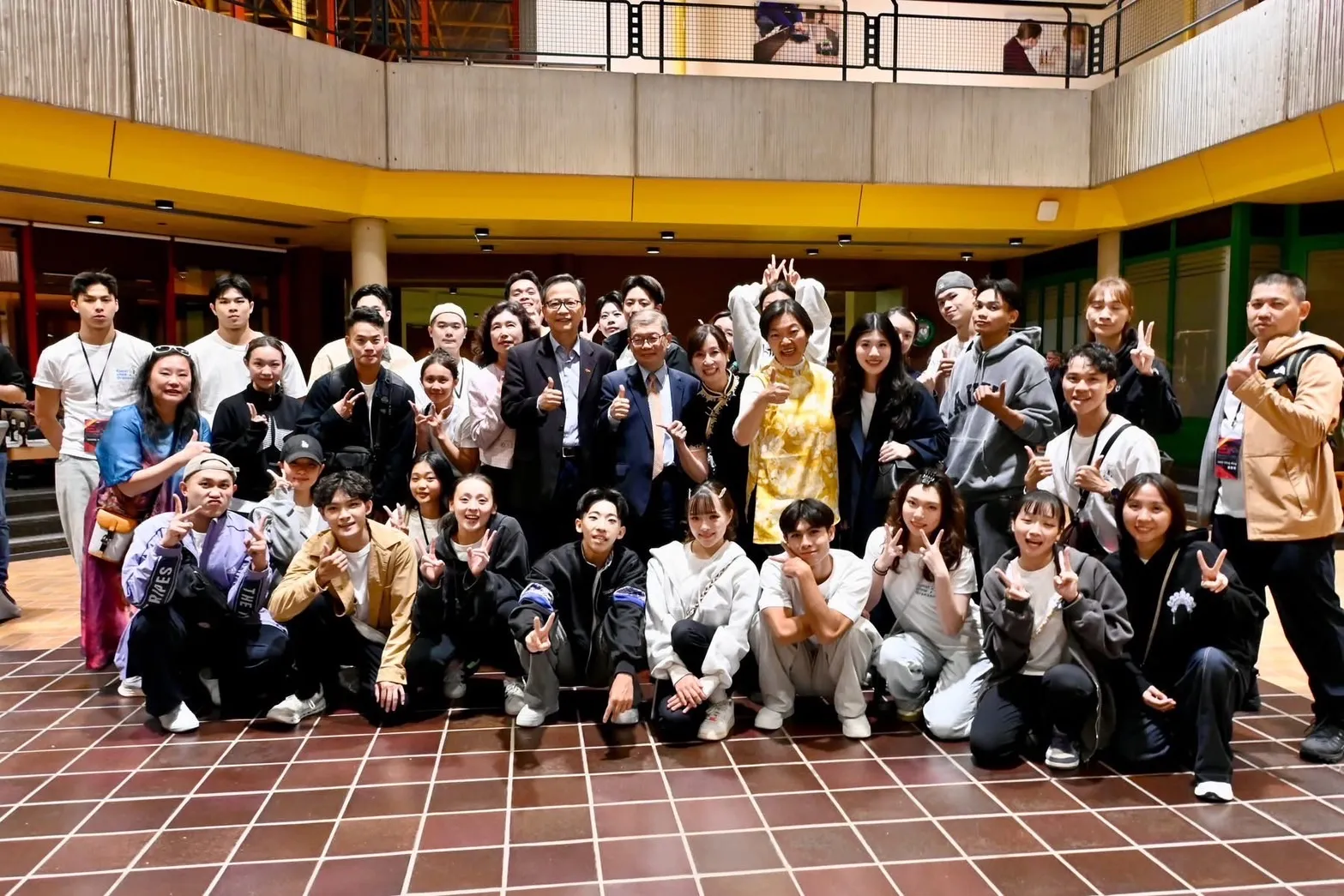 駐德代表古瑞生、主辦單位代表與國立臺灣戲曲學院師生合影，青年學子以藝術專業展現臺灣文化自信。（圖／凌華教育基金會提供）