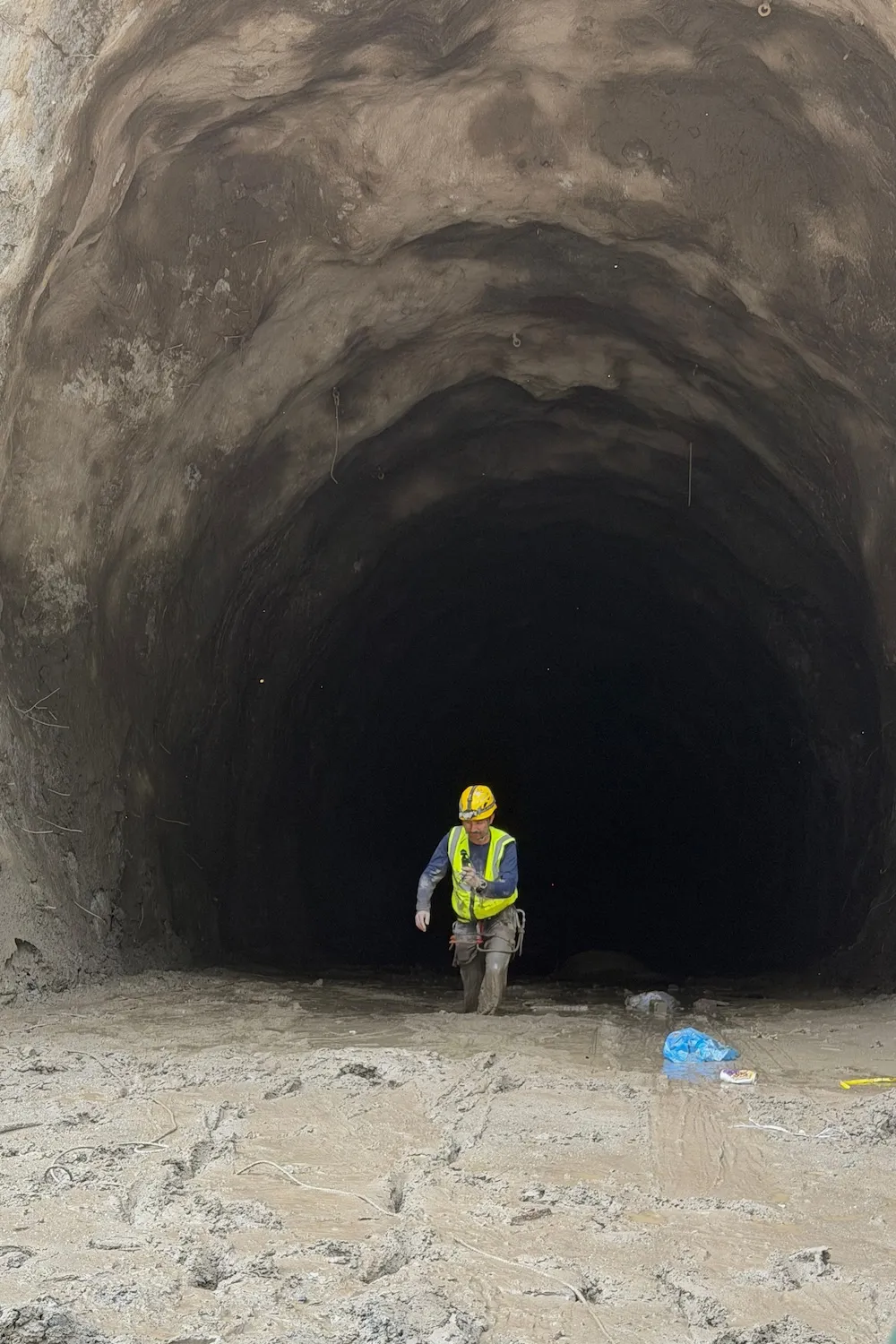 2026年8月31日，尼泊爾軍方在翠蘇里河一處水力發電廠的工地進行救援。（美聯社）