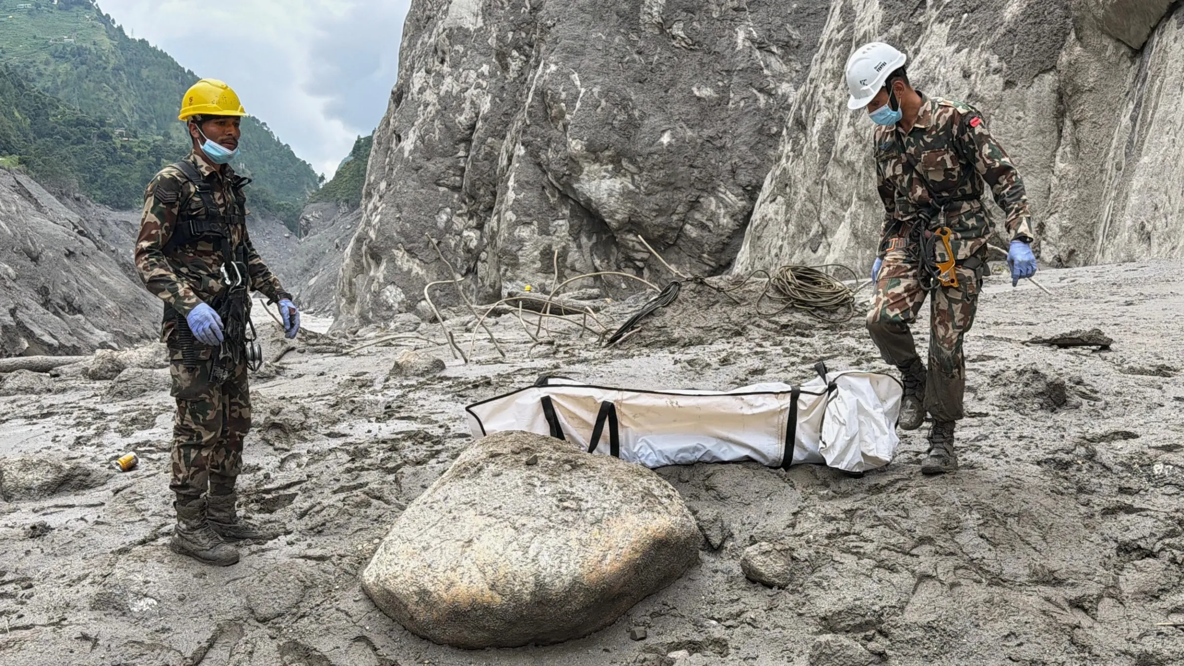 2026年9月1日，尼泊爾的搜救人員在翠蘇里水力發電廠工地發現工人遺體。（美聯社）