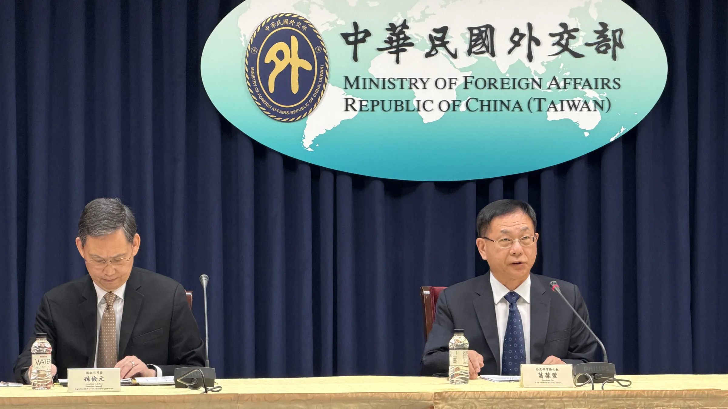 20260901-外交部常務次長葛葆萱(右)1日出席「2026年聯合國推案」記者會。左為外交部國際組織司長孫儉元。(鍾秉哲攝)