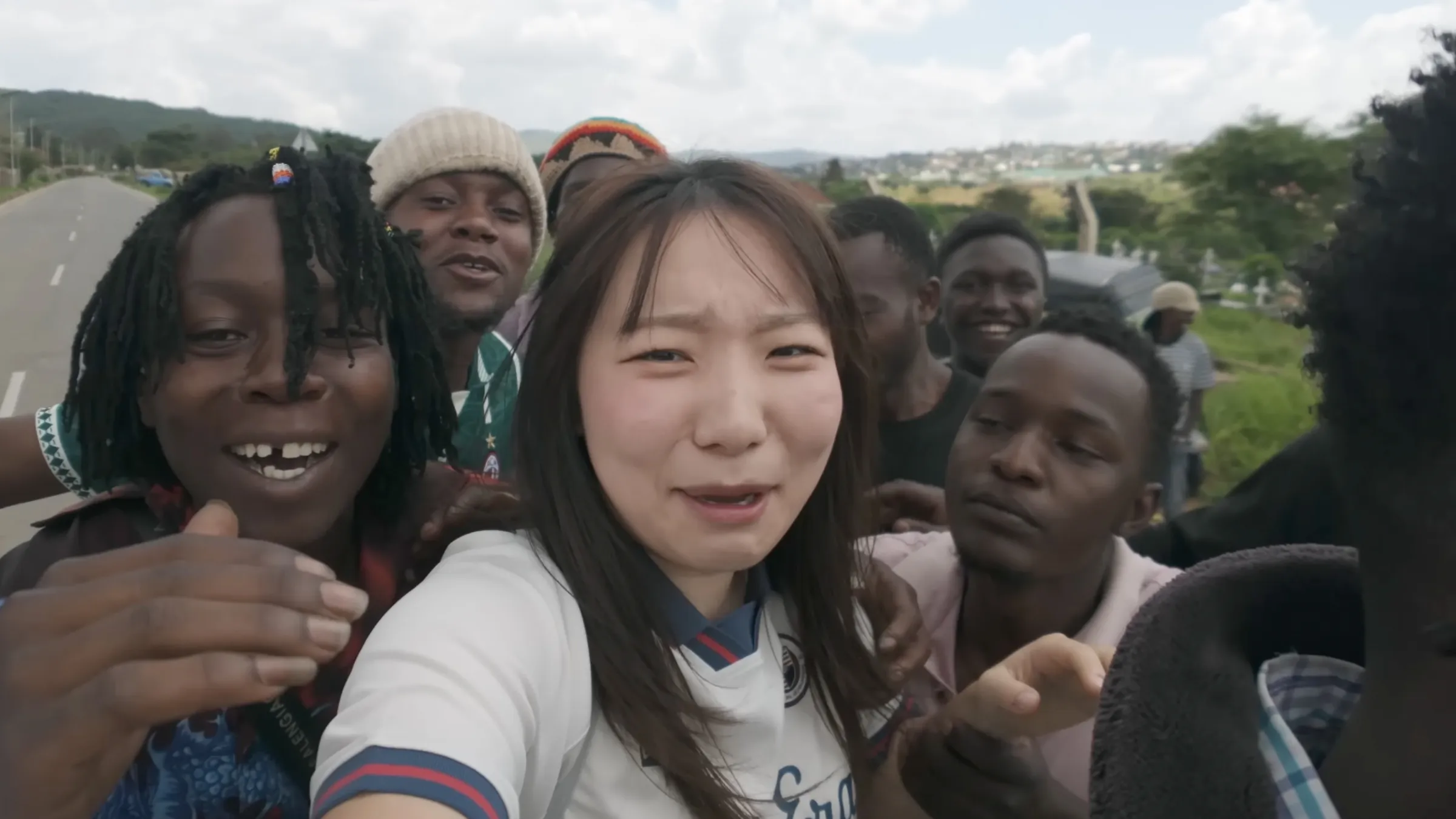 모르는지（安恩智）獨自前往非洲旅行，意外遭到黑人包圍騷擾，甚至有人強吻。（圖／翻攝自YouTube@모르는지）