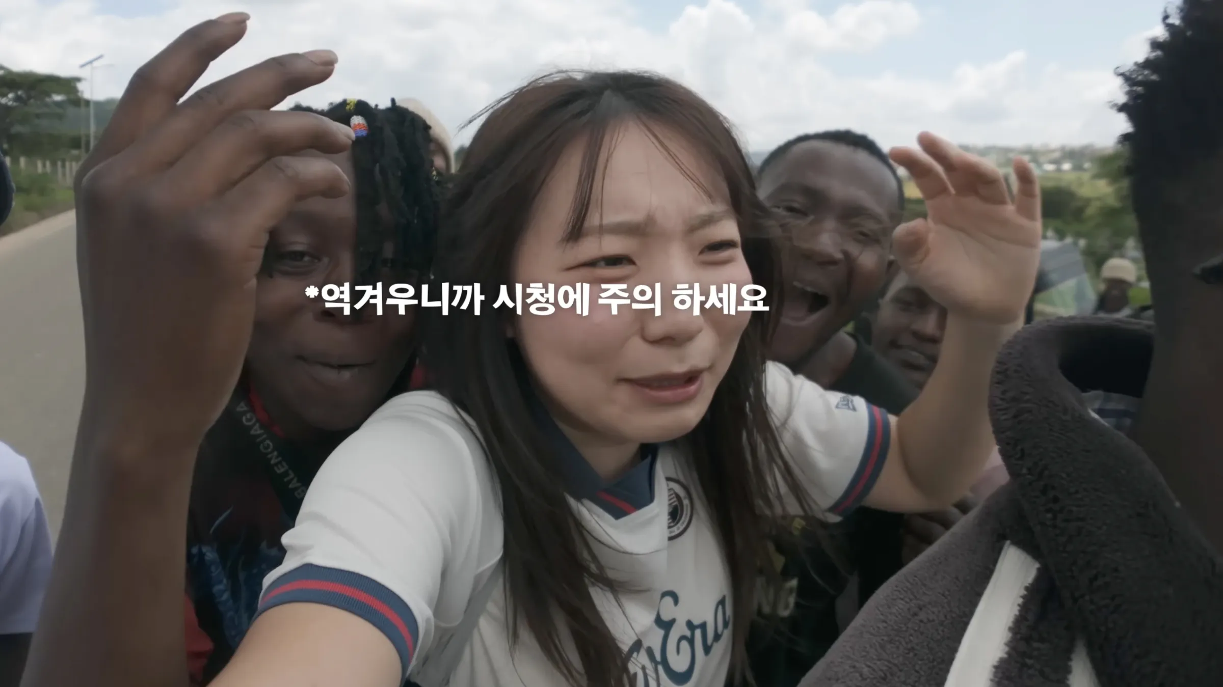 모르는지（安恩智）獨自前往非洲旅行，意外遭到黑人包圍騷擾，甚至有人強吻。（圖／翻攝自YouTube@모르는지）