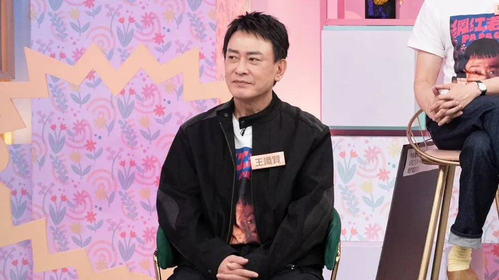 小S（中）自爆17歲登《龍兄虎弟》時，因坦言節目壓力較大，疑似讓ASOS一度遭「封殺」，老闆還親自帶姊妹倆向製作人道歉，遭質問「怎麼能跟菲哥講這種真心話」。（圖／東森提供）