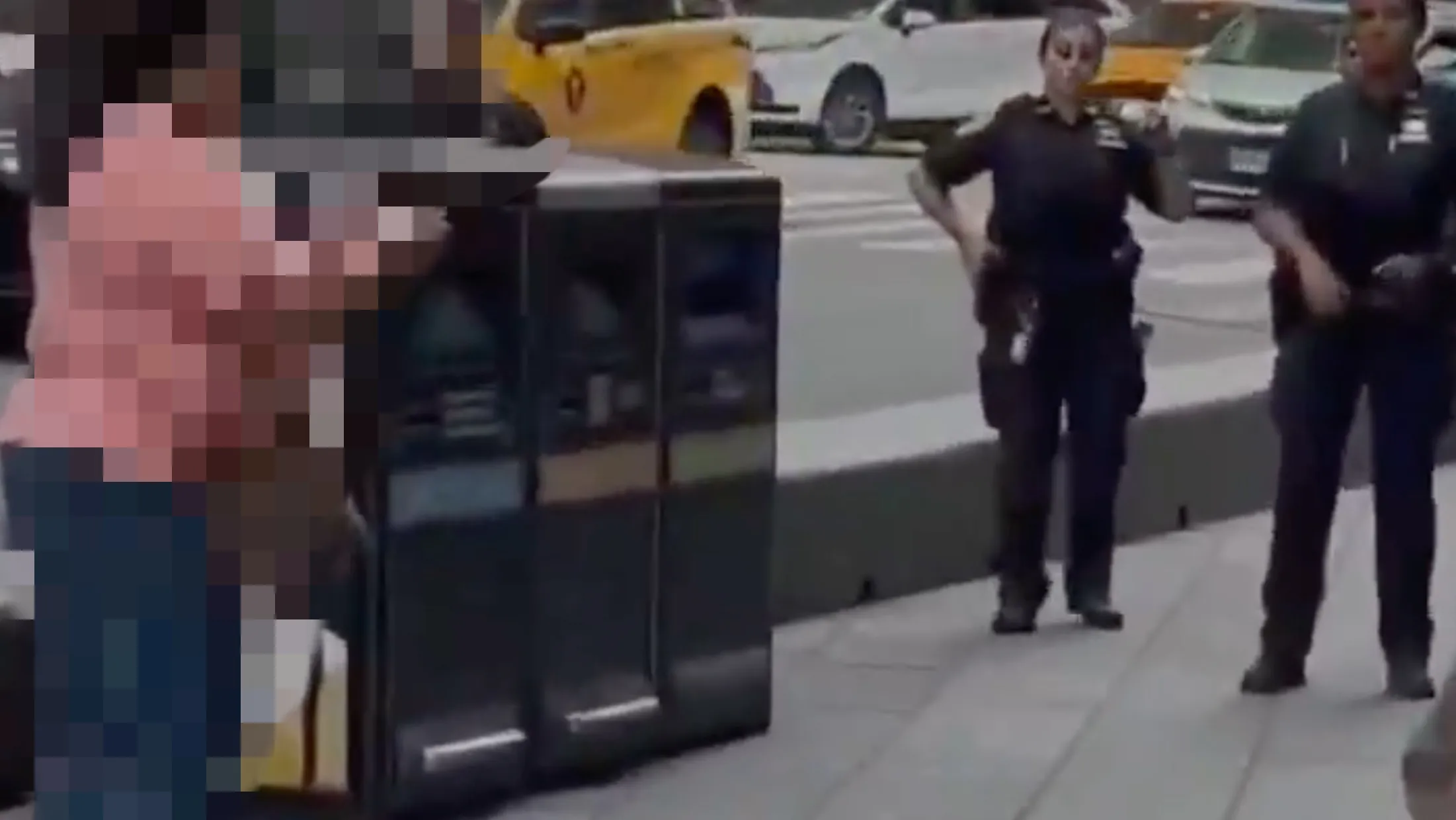 女子（粉衣女）持2把刀衝向員警，遭警方開槍制止。（圖／翻攝自X）