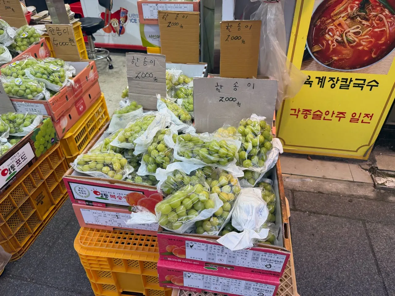 不奇而遇 Steven & Sia﻿推薦到韓國不一定要吃烤肉跟辣炒年糕，近期葡萄、水蜜桃價格超便宜，值得入手。（圖／翻攝自不奇而遇 Steven & Sia﻿臉書）
