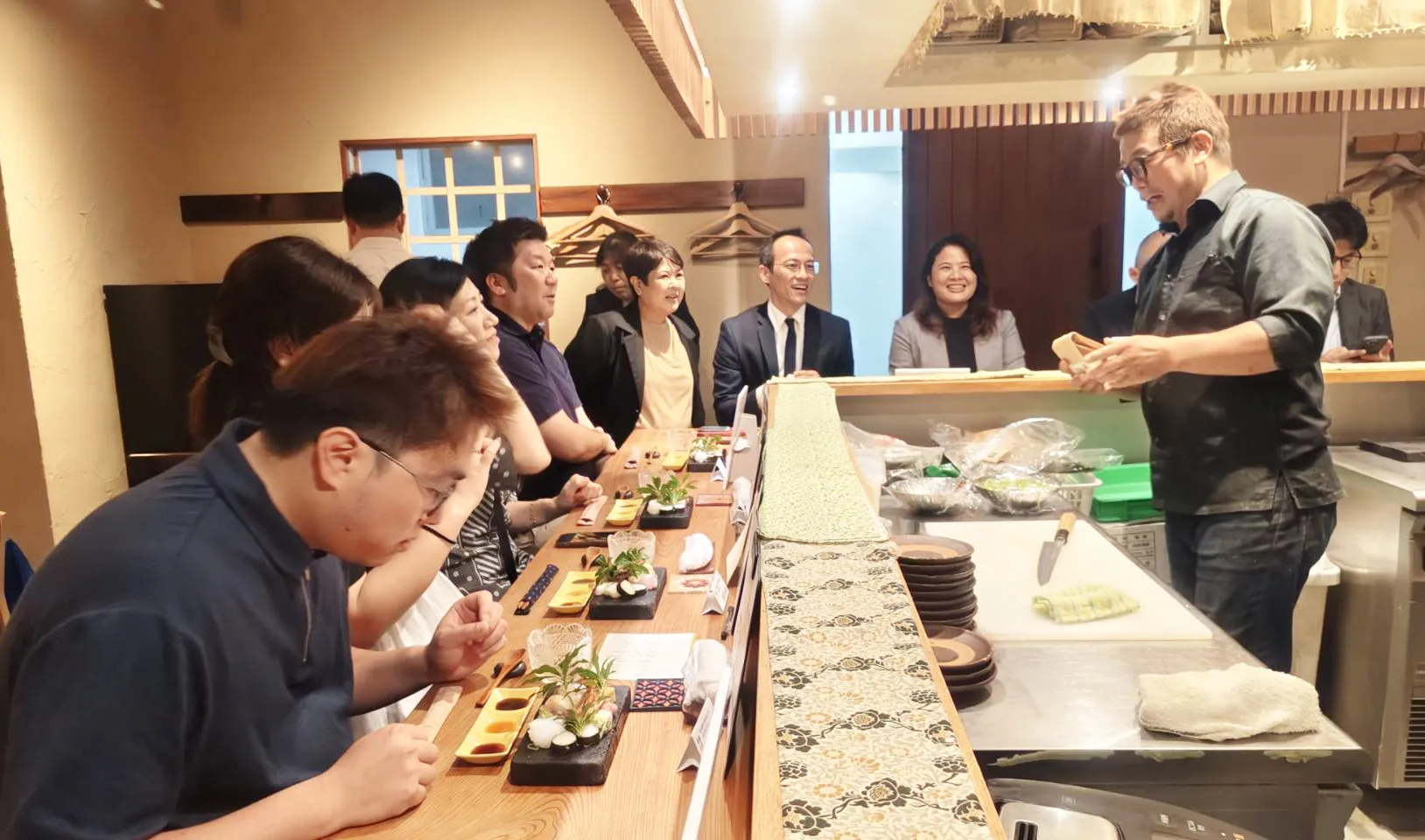岡本祐樹主廚餐茶交流 岡本祐樹主廚以日本料理職人視角，與現場來賓分享高雄山茶與精緻和食的佐餐搭配，透過料理與茶香相互襯托，展現高雄山茶多元的餐飲應用潛力。（圖/農業局提供）