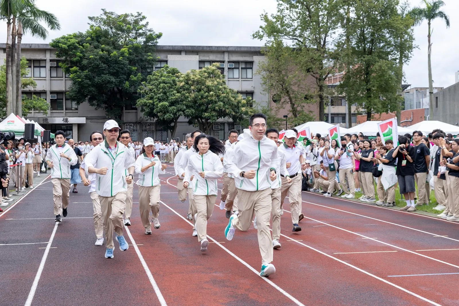 信義企業集團9月2日舉辦45週年運動會，由董事長周耕宇(中)帶領集團一級主管領跑揭開序幕。