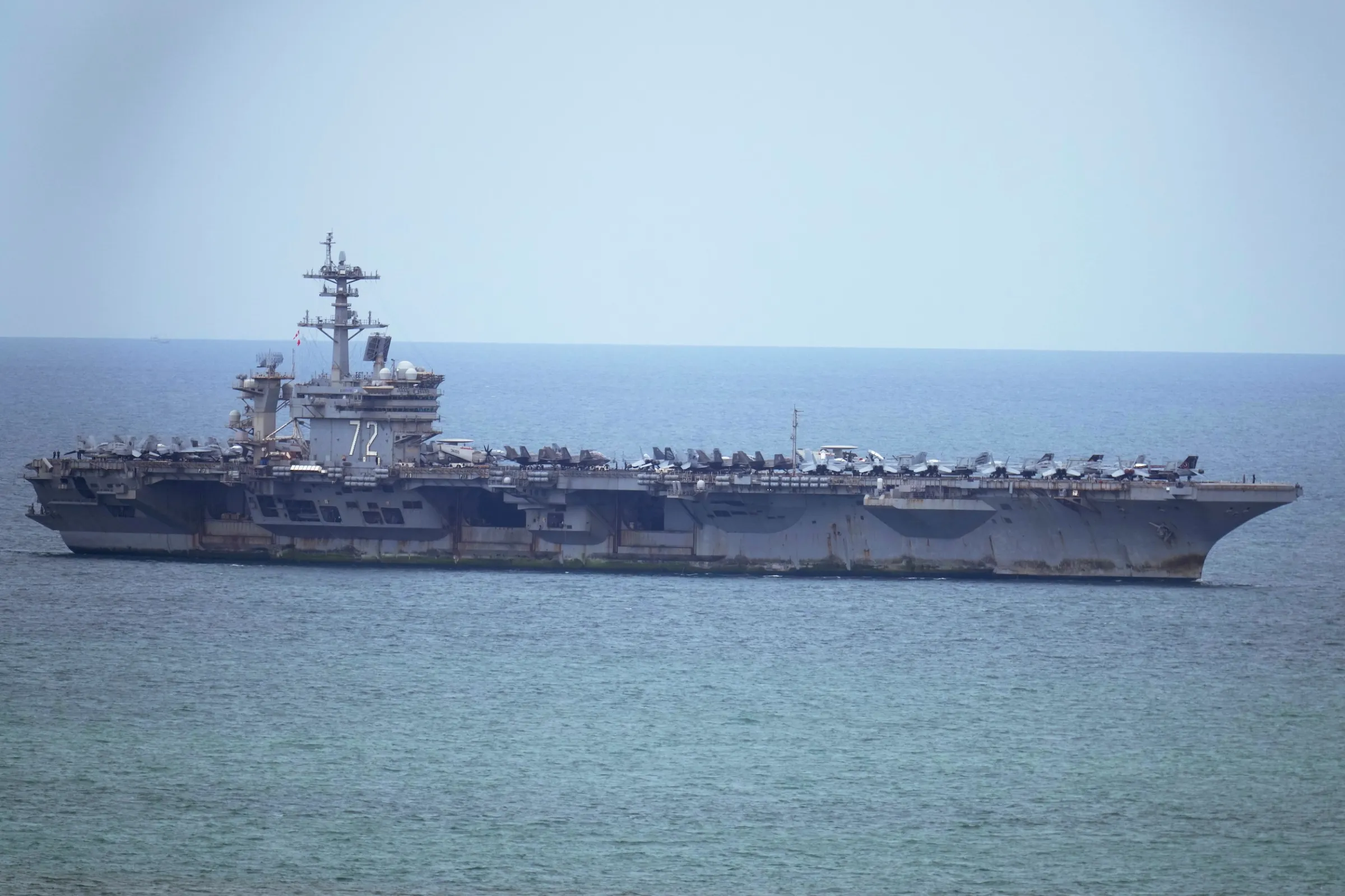 2026年9月2日，美國海軍航空母艦林肯號準備駛入泰國春武里府林查班港休整。（美聯社）