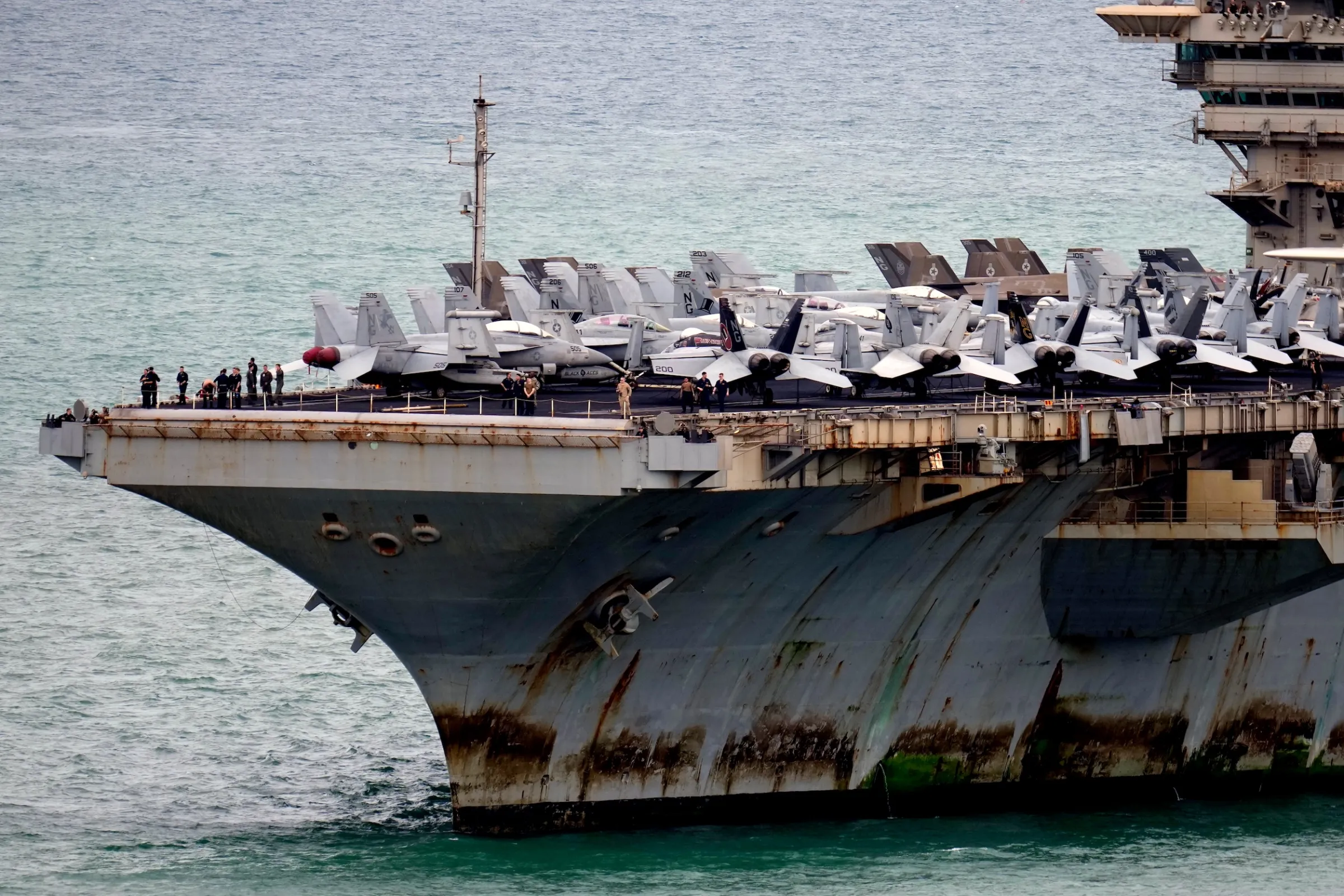 2026年9月2日，美國海軍航空母艦林肯號準備駛入泰國春武里府林查班港休整。（美聯社）