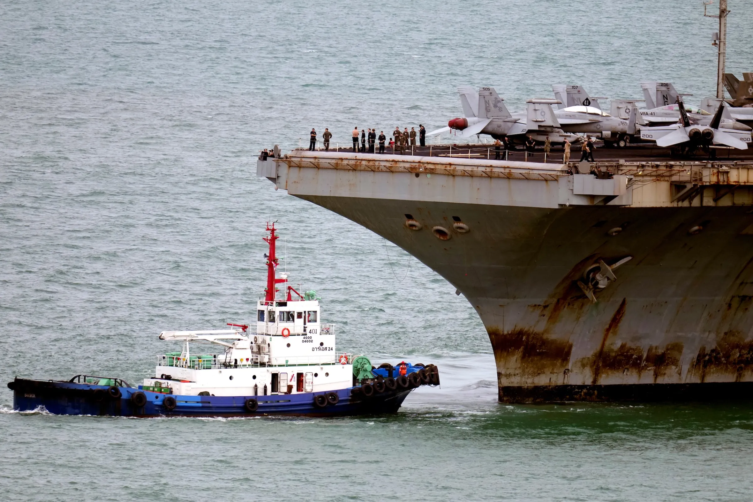 2026年9月2日，美國海軍航空母艦林肯號準備駛入泰國春武里府林查班港休整。（美聯社）