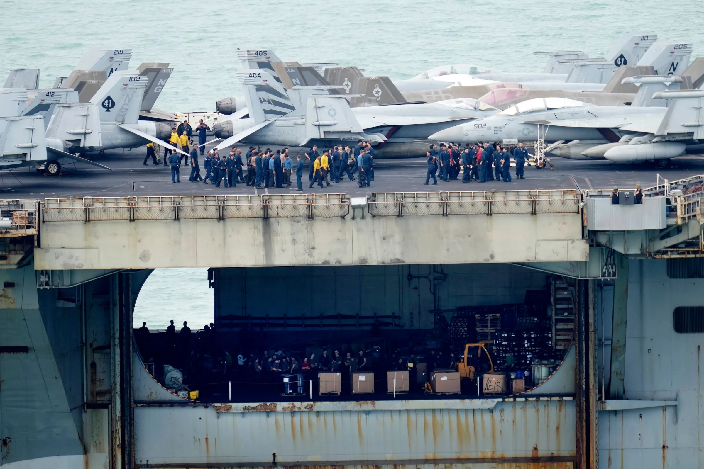 2026年9月2日，美國海軍航空母艦林肯號準備駛入泰國春武里府林查班港休整。（美聯社）